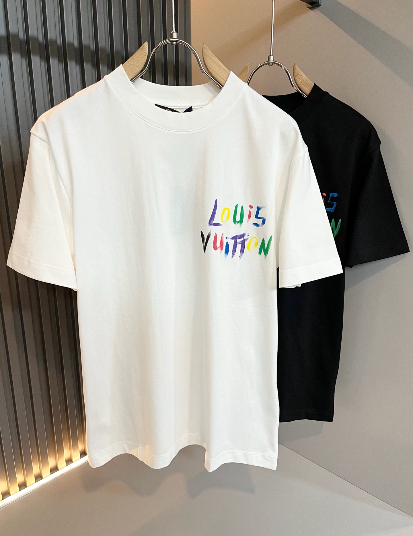 NO:120224,LouisVuitt*Louis*Deng The new series of spring and summer 2025 products are launched, a very fashionable and avant-garde short-sleeved T-shirt for men and women, with logo logo pattern and printing decoration!  Different from the past, it declares the design concept that has been passed down for many years in the brand!  Its eye-catchingness is no less than any classic style, perfectly presenting the fashionable, high-end and luxurious feeling in front of the world!  Made of imported cotton materials, selected high-quality pure cotton fabrics, soft and soft to the touch, the real thing is definitely beyond your imagination, close to the body and breathable, even if you sweat profusely, you will not feel greasy or stuffy, and will bring sweating and moisture absorption to the extreme!  Size S-2XL, louis vuitton,louis vuitton,t-shirt,tees,t-shirt,alexander wang19860909LouisVuitt*路易*登 2025春夏全新系列单品上线,非常时髦前卫的一款男女同款短袖T恤,标识logo图案印花修饰！区别于以往的不同,宣示品牌传承多年的设计理念！其吸睛度完全不亚于任何经典款式,将时髦高级感与奢华感完美呈现在世人眼前！客供进口全棉材质制成,精选优质纯棉面料,触感软糯亲肤细腻,实物到手绝对超乎你的想象,贴身无比舒适透气,即便是汗流浃背也不会有腻身及闷热感可言,将排汗吸湿性发挥到了极致！尺码S-2XL,,louis vuitton,louis vuitton,T-shirt,tees，t-shirt,alexander wang,Men's clothing