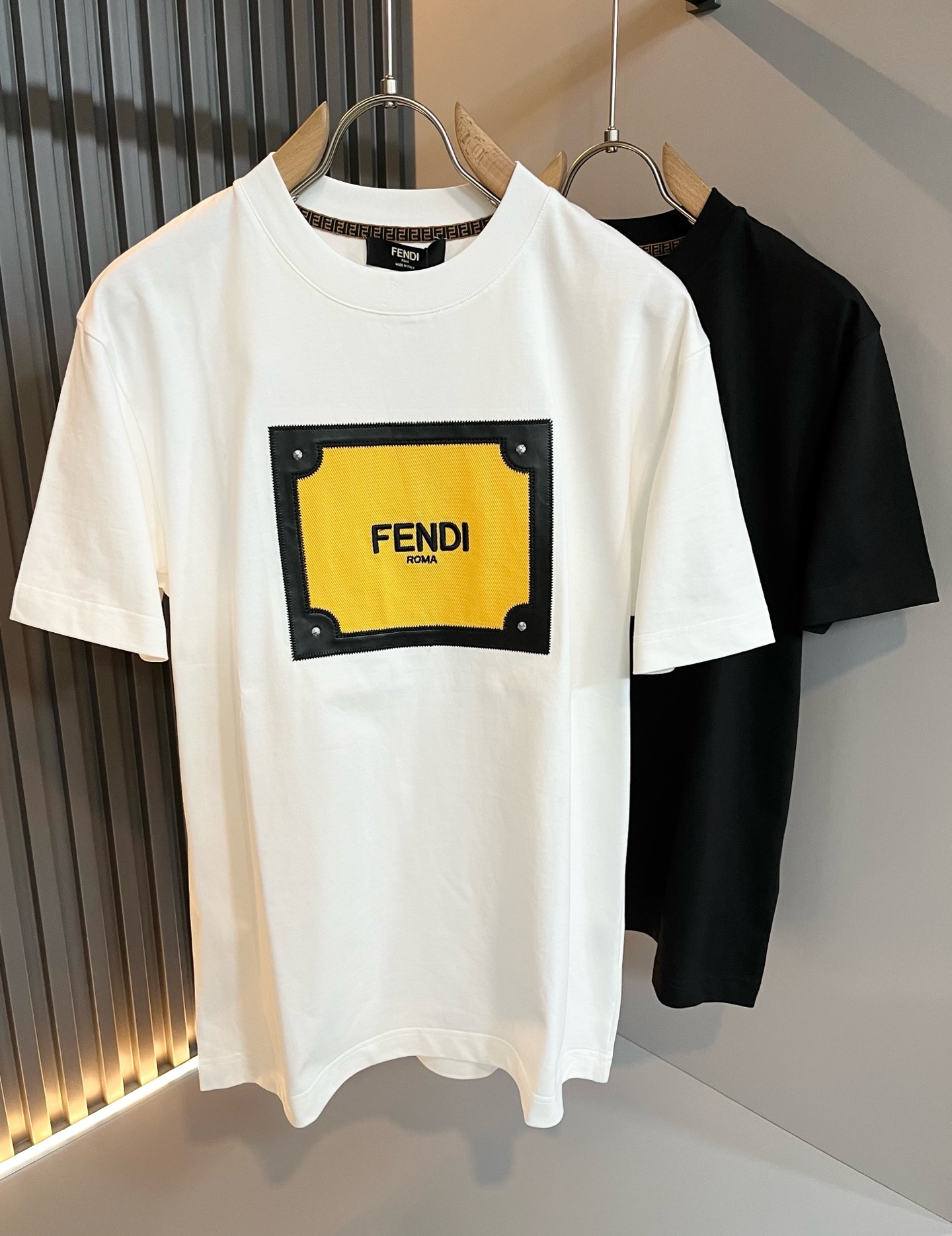 NO:116968,FEN*I FEN*Di's new spring and summer 2025 FD family FF men and women short-sleeved T-shirt, versatile and minimalist short-sleeved shirts for men and women. Original Italian orders, popular FD family items, simple and pure colors. The FD family's enduring iconic products, high-quality products with full representation and full specifications, and high-quality products that all FD fans are worth buying!  Pure Yidian channel orders, high-end and popular products from the FD family, very popular items at the moment, and iconic letter logo pattern patch embroidery decoration!  High-end goods worth keeping and giving away to others!  It is trendy and beautiful, with a full sense of trendy atmosphere, and has a very high level and specifications. It uses a very classic black and white color combination, giving people a strong visual impact and has a very high recognition. It is top-quality exclusive pure cotton fabric, created with a soft, delicate and comfortable touch, and has a very high-end and classy appearance!  Perfectly interprets the charm of the brand and leaves a deep impression. It is more fashionable and charming. It has simple, elegant and fashionable upper body, and is even more stressful for outfits!  The inner wear alone is very delicious and beautiful scenery that cannot be ignored!  Size S-2XL, fendi,dior,T-shirt,tees,t-shirt,alexander wang19860909FEN*I 芬*迪2025春夏新款FD家族FF男女同款短袖T恤,男女同款百搭极简短袖.意大利原厂订单,FD家族人气单品,简约纯色系打造.FD家族经久不衰的标志性臻品,代表性十足,规格感十足的精品,所有FD粉丝都值得抢购的精品！纯正意代渠道订单,FD家族的高奢人气爆款产物,当下十分火爆的单品,标志性字母logo图案贴布刺绣修饰！值得自留和送人的高端货！新潮又好看,潮流气息感十足,档次规格感极高,并且采用十分经典的的黑白双色搭配,给人的视觉冲击感相当强烈,有着极高的辨识度,顶级专属纯棉面料,打造,触感柔软细腻舒适,品相相当高级有档次！完美诠释品牌魅力,给人留下深刻印象.更具时尚与韵味,上身简约大方时尚,对于穿搭更是毫无压力！单穿内搭都极有味道,不可忽视的靓丽风景线！ 尺码S-2XL,,fendi,dior,T-shirt,tees，t-shirt,alexander wang,Men's clothing