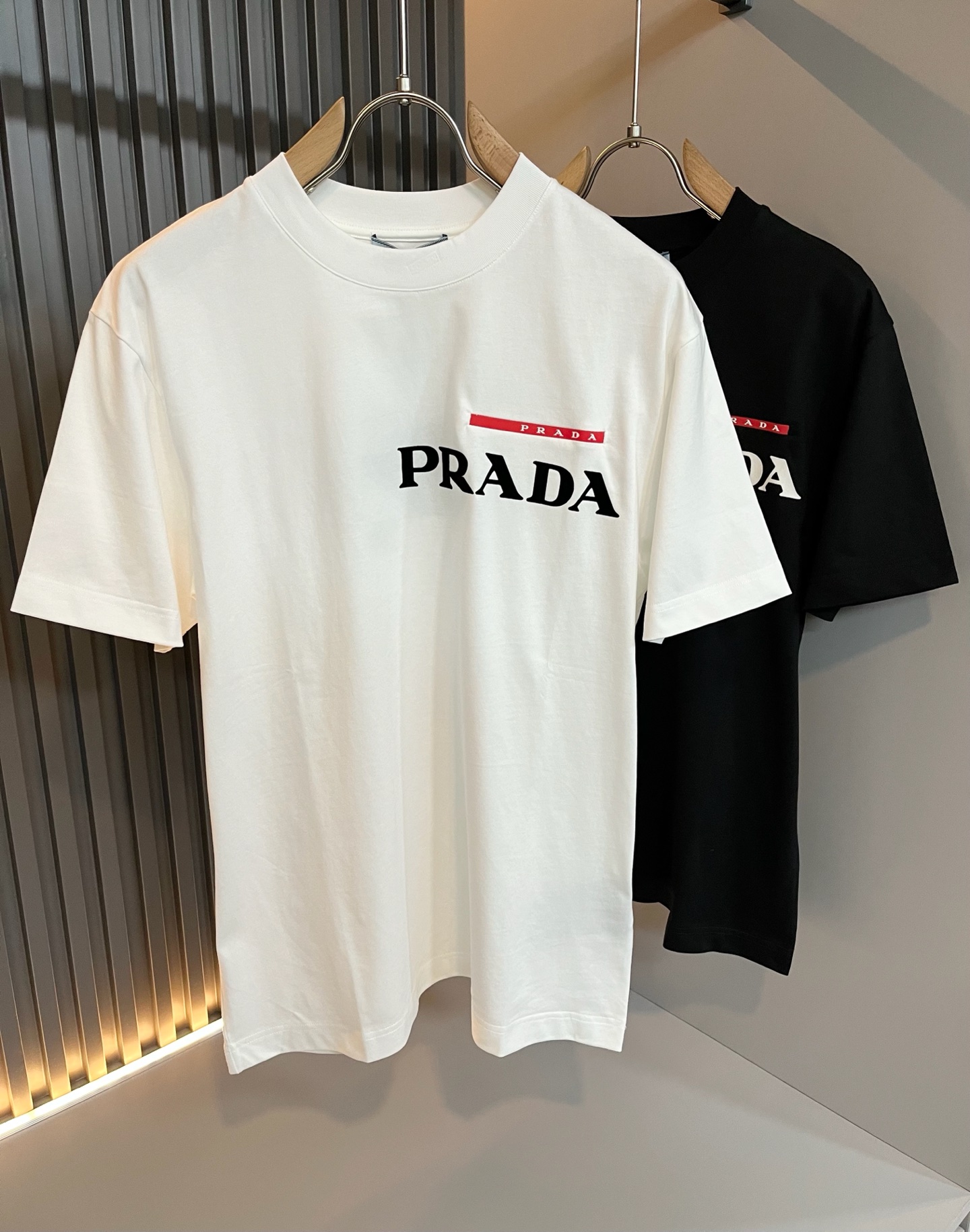NO:116959,PRAD*A Pu*da 2025 spring and summer new short-sleeved T-shirt for men and women, the latest model is exclusively available on the entire network!  !  ~ It is classic and fashionable and versatile, who doesn’t like it? It will show the classic again. It is very pleasing to the eye and comes with a low luxury halo and recognition!  Pr*da's traditional brand concept and modern advanced technology are perfectly combined. Coupled with the extremely modern and simple design, the p-fabricated logo pattern design is exclusive to the p-fabricated logo!  Customized 100% imported pure cotton fabric!  The texture of this model is quite touching, the specifications and grades are known with tentacles. The degree of delicateness and breathability are top-notch!  Size S-2XL, prada, T-shirt,tees, t-shirt,alexander wang19860909PRAD*A普*达2025春夏新款男女同款短袖T恤,最新款全网独家首上！！~既经典有时尚百搭,谁不爱啊,将经典再次展现,非常的耐看,自带低奢光环与辨识度！Pr*da传统的品牌理念和现代化的先进技术进行了完美结合.加上极其现代摩登风范的简约设计,p家专属logo图案压绒设计！定制百分百进口纯棉面料！此款的质感相当感人 触手便知规格档次 细腻程度与透气效果堪称顶级！尺码S-2XL,,prada,T-shirt,tees，t-shirt,alexander wang,Men's clothing