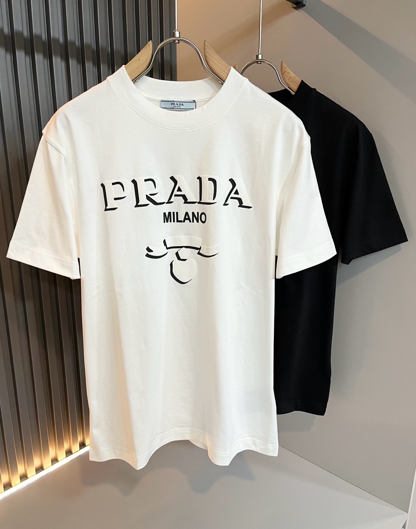 NO:116963,PRAD*A Pu*da 2025 spring and summer new short-sleeved T-shirt for men and women, the latest model is exclusively available on the entire network!  !  ~ It is classic and fashionable and versatile, who doesn’t like it? It will show the classic again. It is very pleasing to the eye and comes with a low luxury halo and recognition!  Pr*da's traditional brand concept and modern advanced technology are perfectly combined. Coupled with the extremely modern and simple design, the p-fabricated logo pattern design is exclusive to the p-fabricated logo!  Customized 100% imported pure cotton fabric!  The texture of this model is quite touching, the specifications and grades are known with tentacles. The degree of delicateness and breathability are top-notch!  Size S-2XL, prada, T-shirt,tees, t-shirt,alexander wang19860909PRAD*A普*达2025春夏新款男女同款短袖T恤,最新款全网独家首上！！~既经典有时尚百搭,谁不爱啊,将经典再次展现,非常的耐看,自带低奢光环与辨识度！Pr*da传统的品牌理念和现代化的先进技术进行了完美结合.加上极其现代摩登风范的简约设计,p家专属logo图案压绒设计！定制百分百进口纯棉面料！此款的质感相当感人 触手便知规格档次 细腻程度与透气效果堪称顶级！尺码S-2XL,,prada,T-shirt,tees，t-shirt,alexander wang,Men's clothing