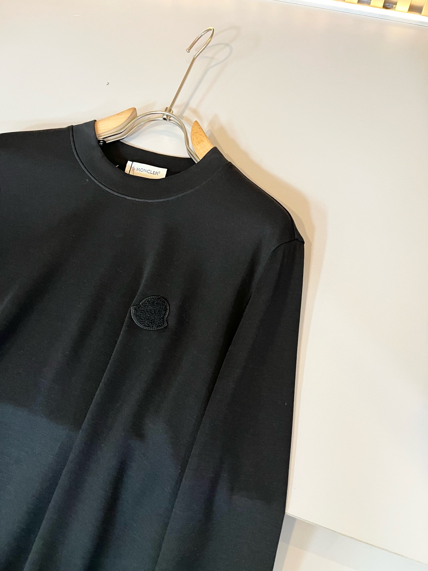 【⚠️】 Moncler蒙家 2025秋冬新款贸易订单长袖打底衫，全品相！！网红款！工艺采用胸前log