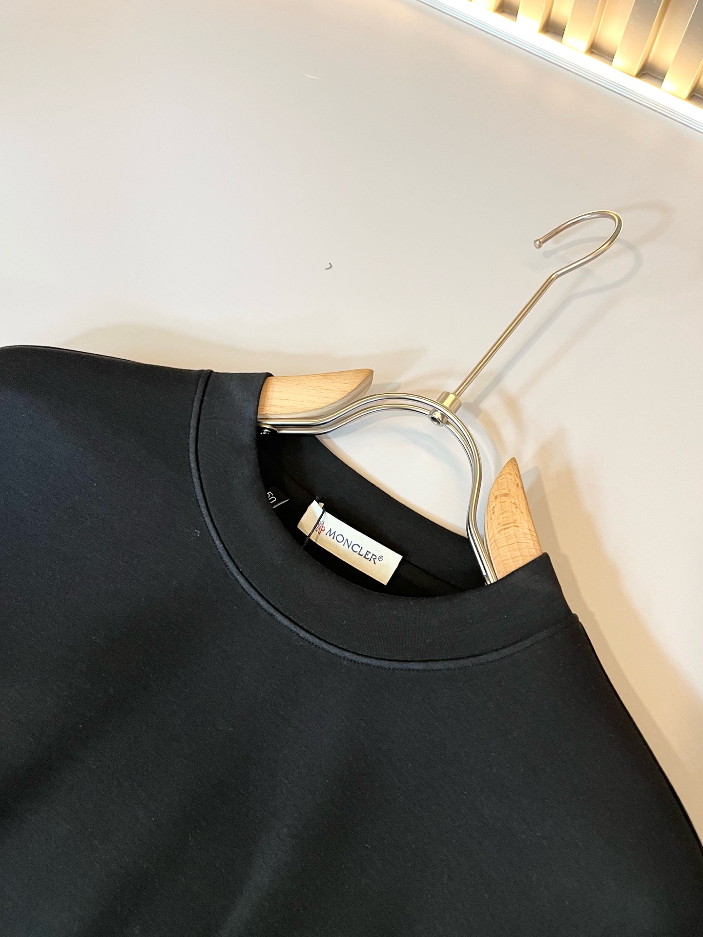  【⚠️】 Moncler蒙家 2025秋冬新款贸易订单长袖打底衫，全品相！！网红款！工艺采用胸前log