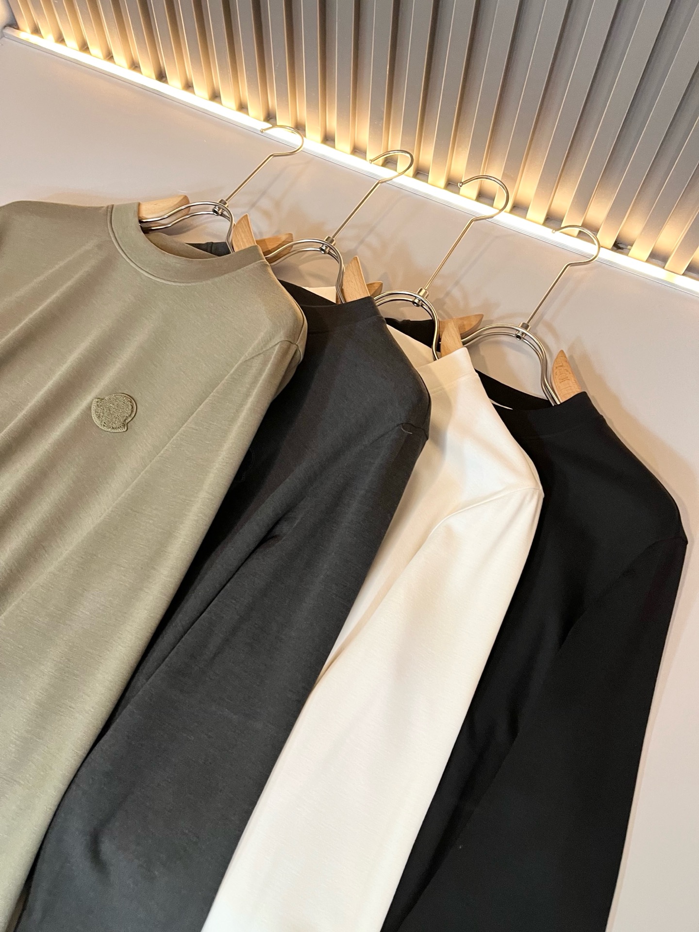  【⚠️】 Moncler蒙家 2025秋冬新款贸易订单长袖打底衫，全品相！！网红款！工艺采用胸前log