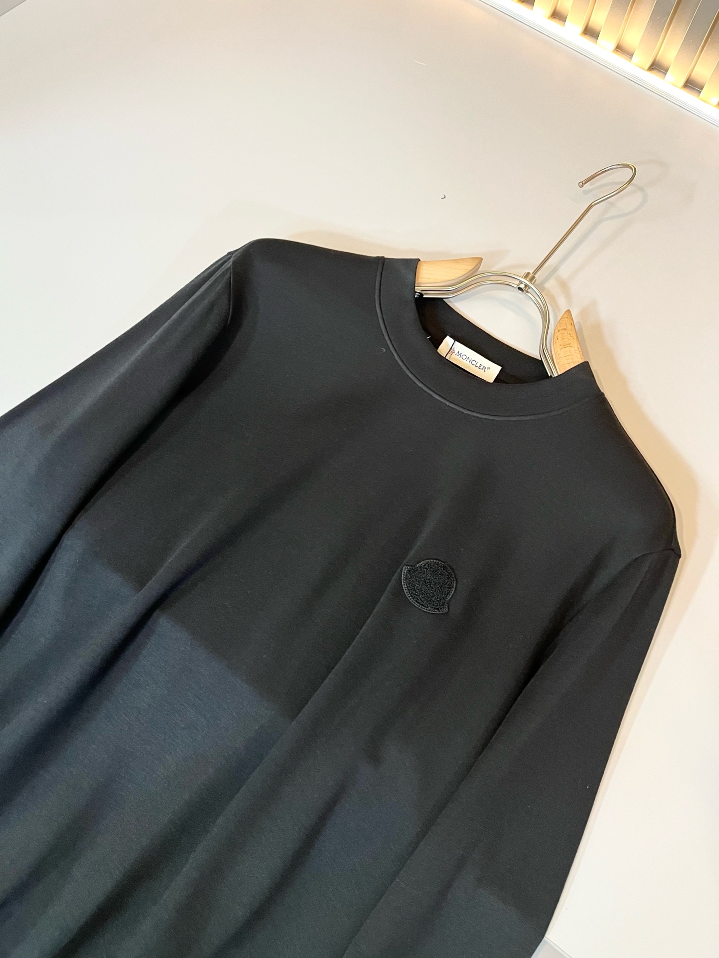  【⚠️】 Moncler蒙家 2025秋冬新款贸易订单长袖打底衫，全品相！！网红款！工艺采用胸前log