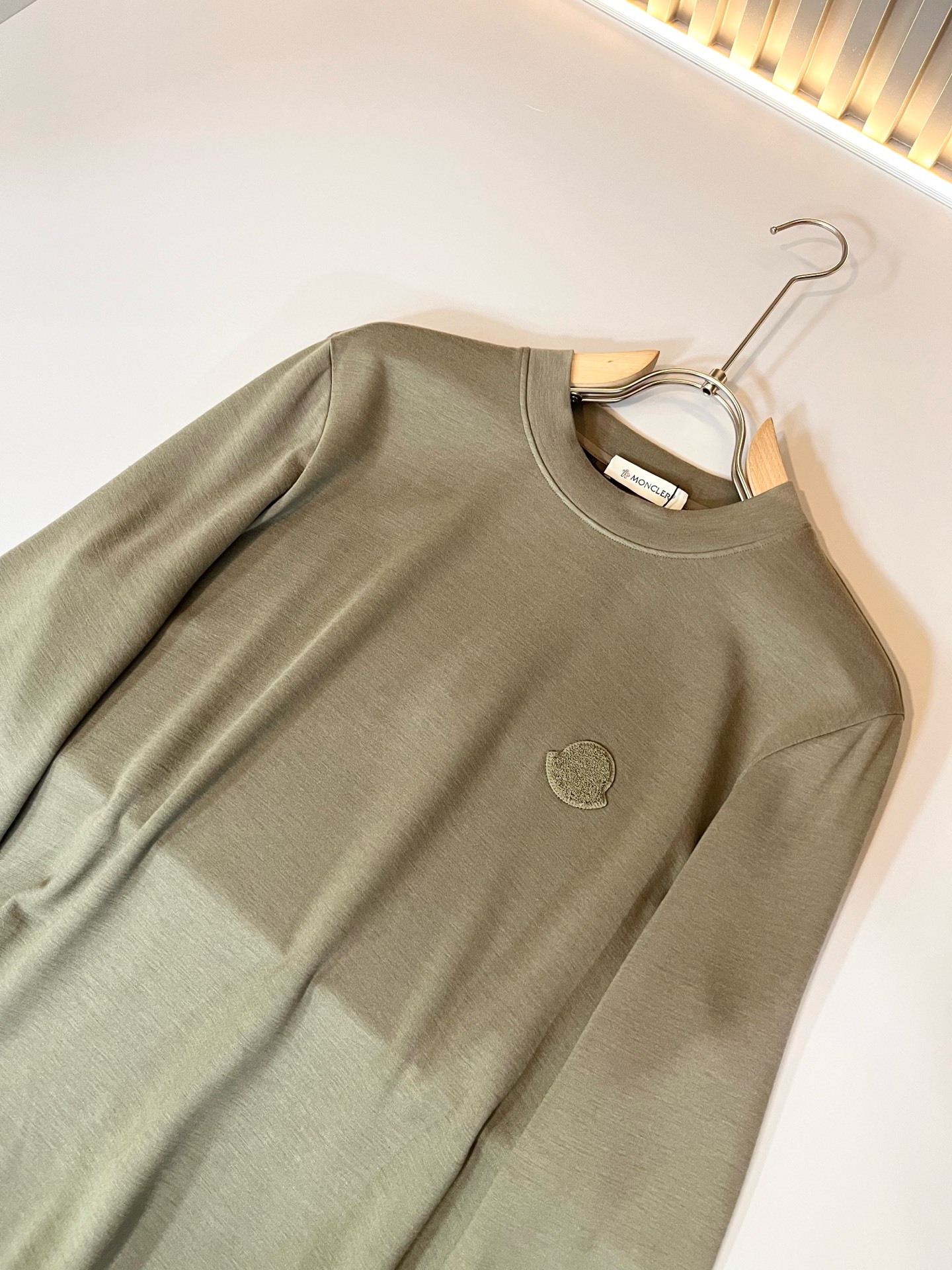  【⚠️】 Moncler蒙家 2025秋冬新款贸易订单长袖打底衫，全品相！！网红款！工艺采用胸前log