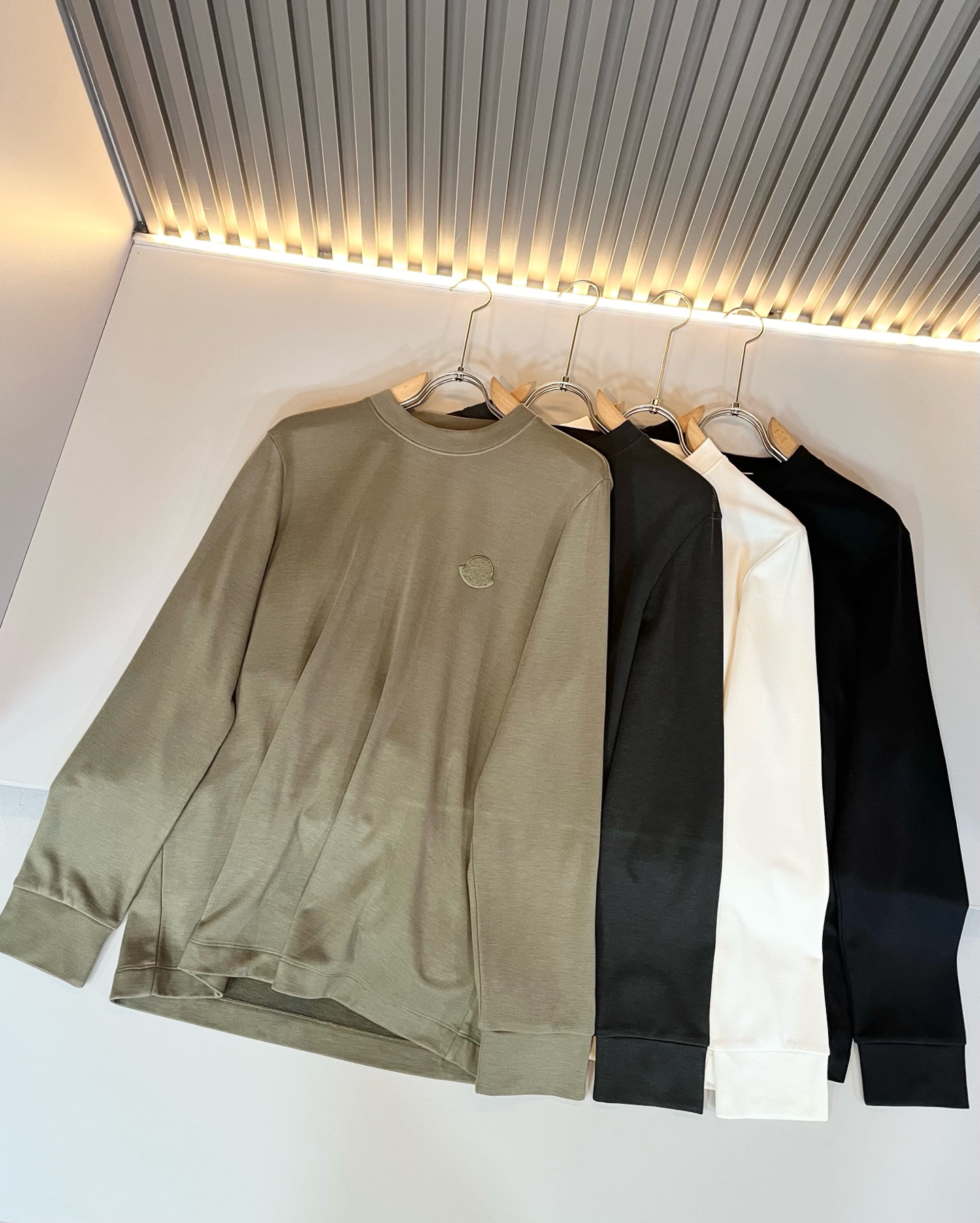  【⚠️】 Moncler蒙家 2025秋冬新款贸易订单长袖打底衫，全品相！！网红款！工艺采用胸前log