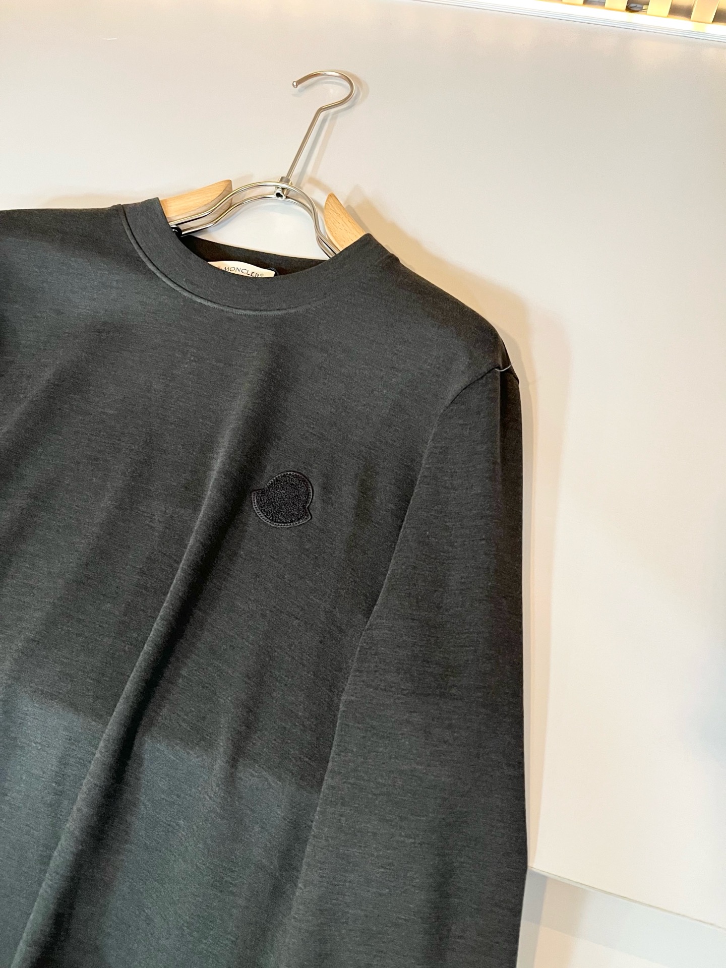  【⚠️】 Moncler蒙家 2025秋冬新款贸易订单长袖打底衫，全品相！！网红款！工艺采用胸前log