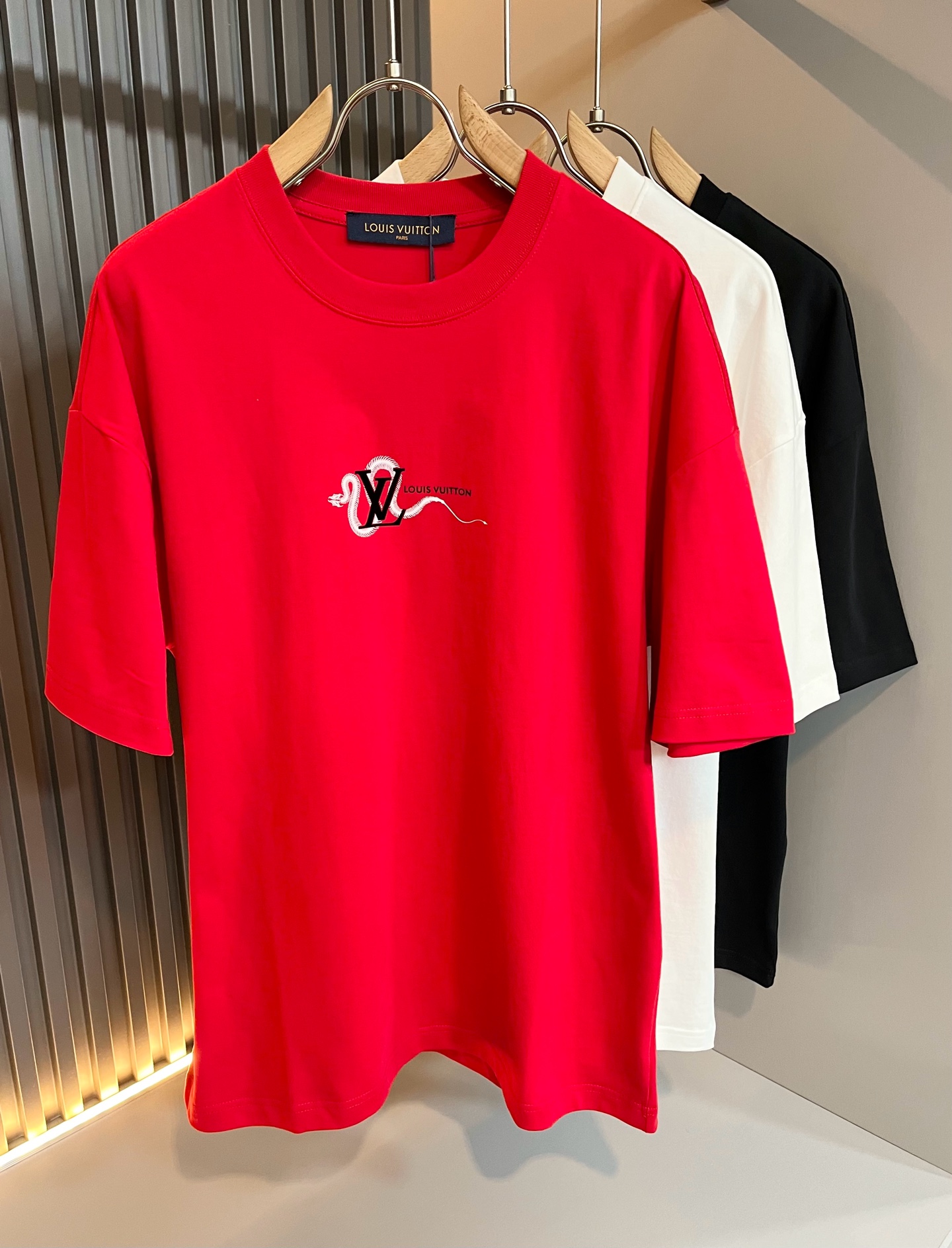 NO:123406,LouisVuitt*Louis*Deng The new series of spring and summer 2025 products are launched, a very fashionable and avant-garde short-sleeved T-shirt for men and women, with logo logo pattern and printing decoration!  Different from the past, it declares the design concept that has been passed down for many years in the brand!  Its eye-catchingness is no less than any classic style, perfectly presenting the fashionable, high-end and luxurious feeling in front of the world!  Made of imported cotton materials, selected high-quality pure cotton fabrics, soft and soft to the touch, the real thing is definitely beyond your imagination, close to the body and breathable, even if you sweat profusely, you will not feel greasy or stuffy, and will bring sweating and moisture absorption to the extreme!  Size S-2XL, louis vuitton,louis vuitton,t-shirt,tees,t-shirt,alexander wang19860909LouisVuitt*路易*登 2025春夏全新系列单品上线,非常时髦前卫的一款男女同款短袖T恤,标识logo图案印花修饰！区别于以往的不同,宣示品牌传承多年的设计理念！其吸睛度完全不亚于任何经典款式,将时髦高级感与奢华感完美呈现在世人眼前！客供进口全棉材质制成,精选优质纯棉面料,触感软糯亲肤细腻,实物到手绝对超乎你的想象,贴身无比舒适透气,即便是汗流浃背也不会有腻身及闷热感可言,将排汗吸湿性发挥到了极致！尺码S-2XL,,louis vuitton,louis vuitton,T-shirt,tees，t-shirt,alexander wang,Men's clothing