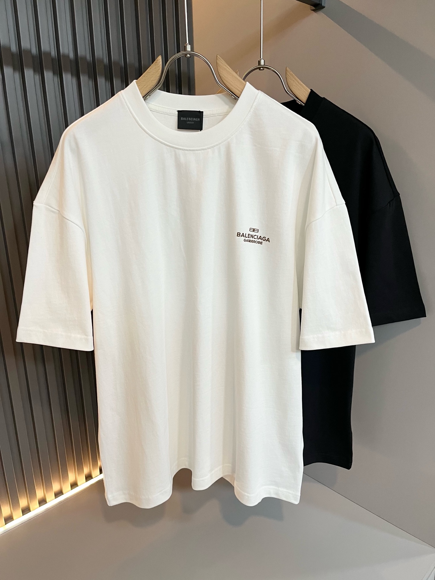 NO:141494,BALENCI*GA Paris* Home 2025 Spring and Summer New Men and Women's Same Short-Sleeve T-shirt!  Fashionable casual short-sleeved T-shirt with catwalk pattern prints!  Design logo glue pressing design!  The most designed and selected customer-supplied 280g pure cotton fabric, which feels soft and skin-friendly, is comfortable and breathable, and you can’t picky about the real thing!  Loose, small, shoulder-dead round neck cut, genderless couple mixed styles, opening up a new fashion charm!  Differentiate the market version of the high-end custom series!  Size S-2XL, balenciaga, T-shirt,tees, t-shirt,alexander wang19860909BALENCI*GA巴黎*家 2025春夏新款男女同款短袖T恤！走秀图案印花时尚休闲短袖T恤衫！设计logo压胶设计！极具设计精选客供280g纯棉面料,手感柔软亲肤,着身舒适透气性都无法挑剔,实物绝对会让你爱不释手！宽松小落肩的圆领版型裁剪,无性别主义的情侣混穿款式,打开全新的时装新韵味！区别市场版本高定系列！尺码S-2XL,,balenciaga,T-shirt,tees，t-shirt,alexander wang,Men's clothing