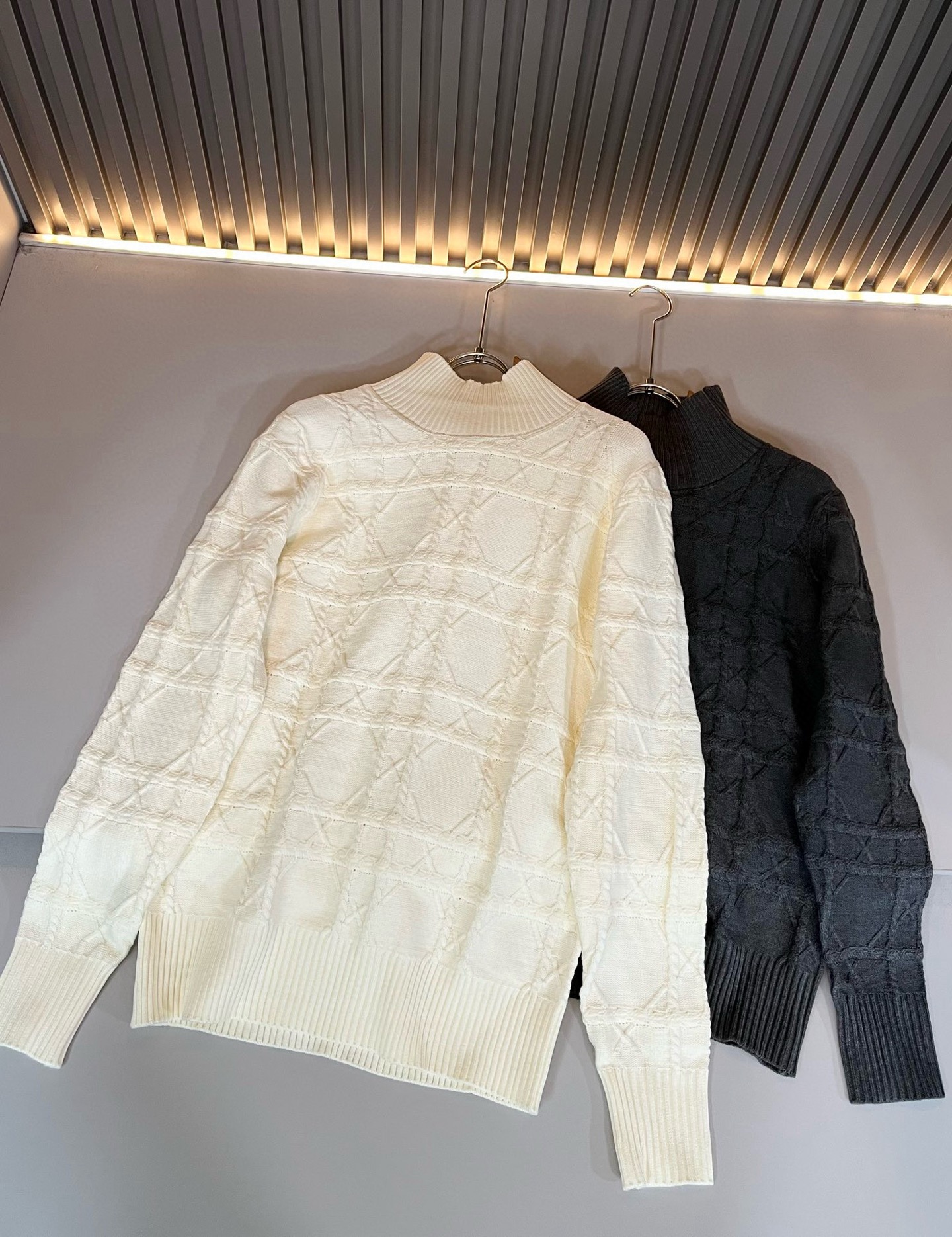  【⚠️】 Dior*迪家 2025秋冬新款男女同款👫高领针织羊毛衫，专柜同步发售！定制专属羊毛🐑面料，