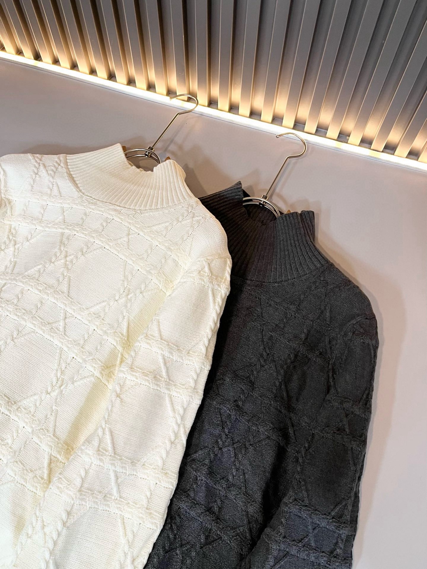  【⚠️】 Dior*迪家 2025秋冬新款男女同款👫高领针织羊毛衫，专柜同步发售！定制专属羊毛🐑面料，