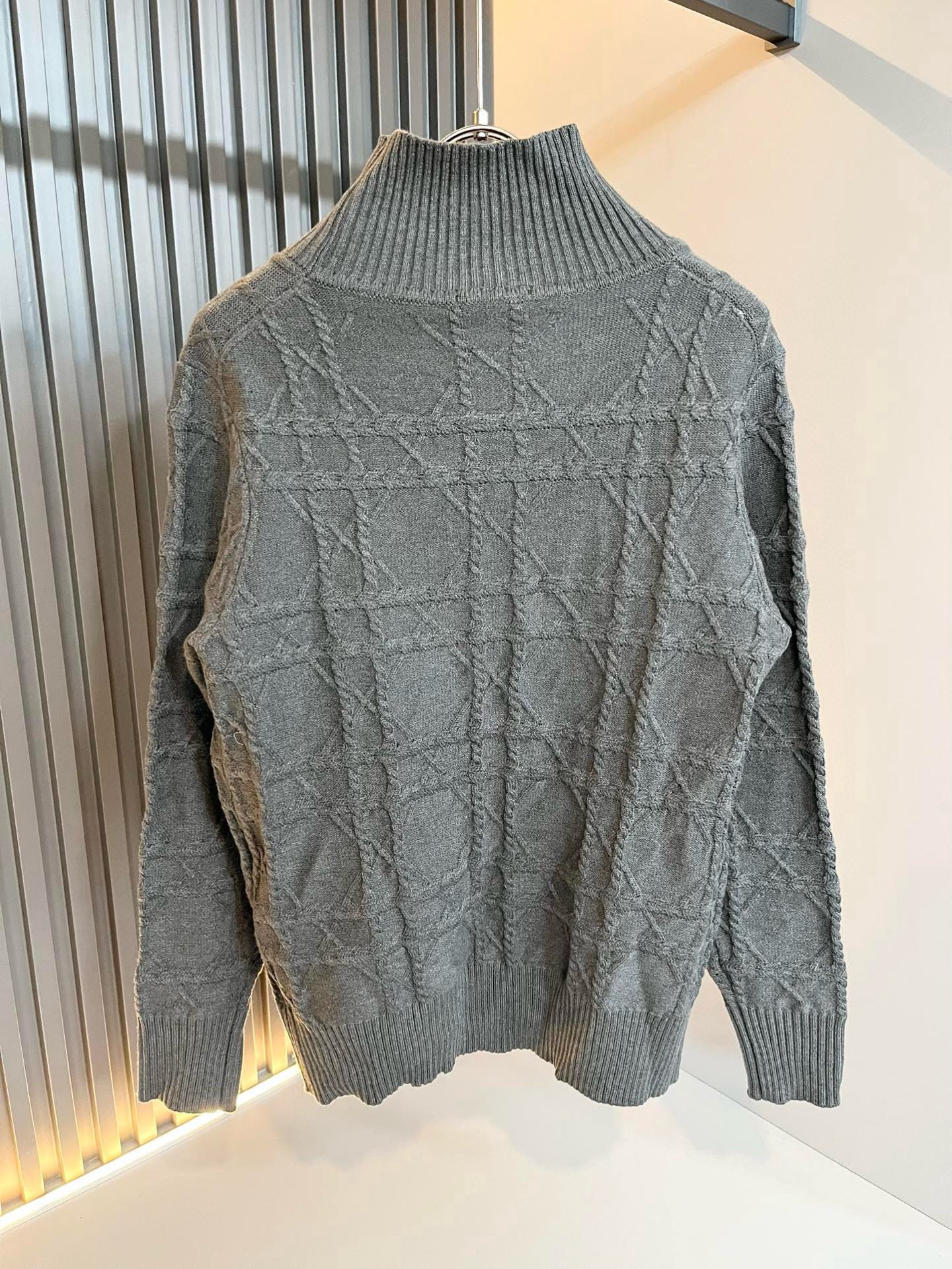  【⚠️】 Dior*迪家 2025秋冬新款男女同款👫高领针织羊毛衫，专柜同步发售！定制专属羊毛🐑面料，