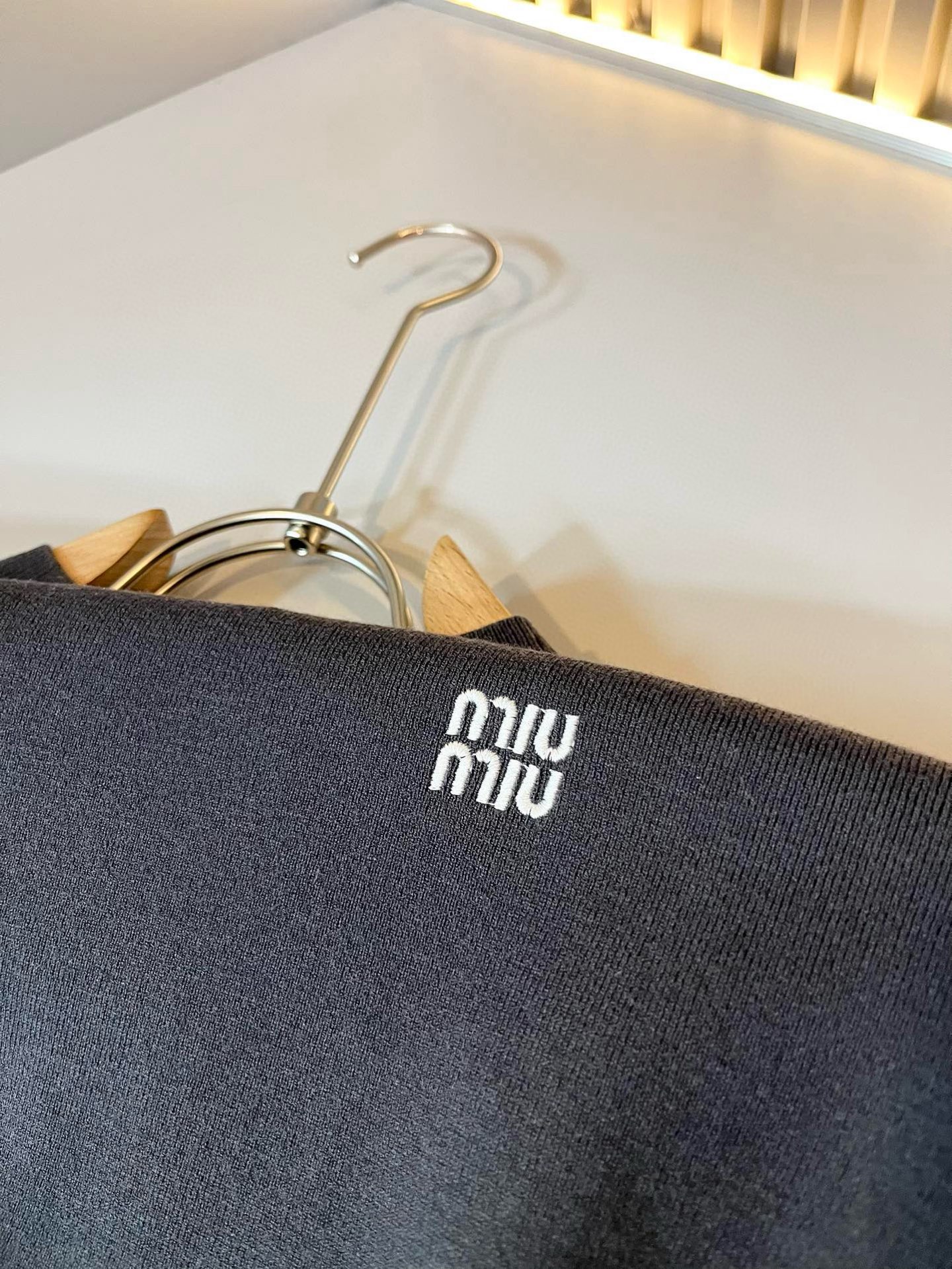  【⚠️】 MIUMIU 谬谬 2025秋冬新款男女同款针织羊毛衫，品牌最新设计元素！既不单调也不复杂,