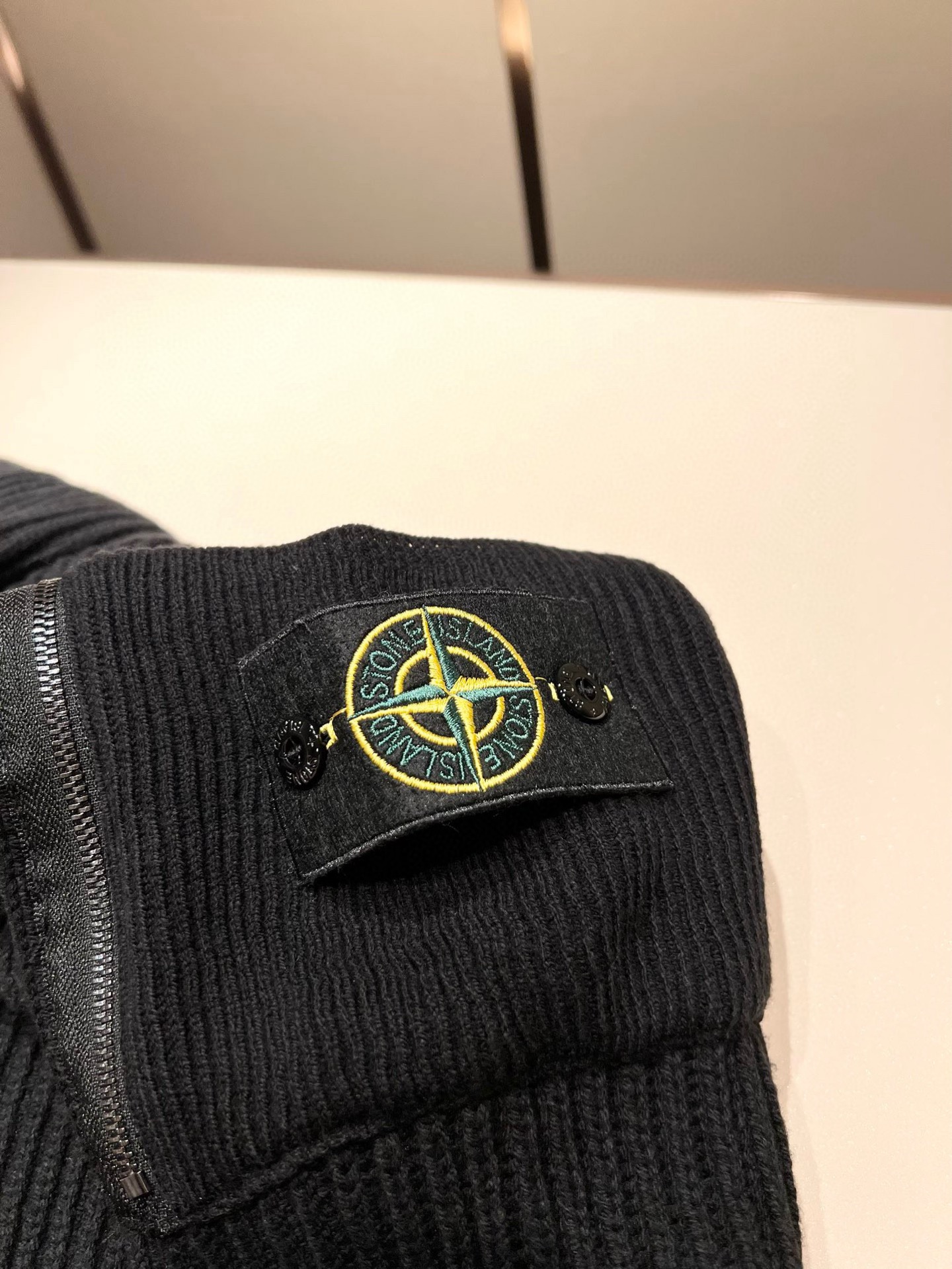  【⚠️】 StoneIsland 石头岛2025秋冬新款男女同款👫羊毛开衫，品牌最新设计元素！既不单调