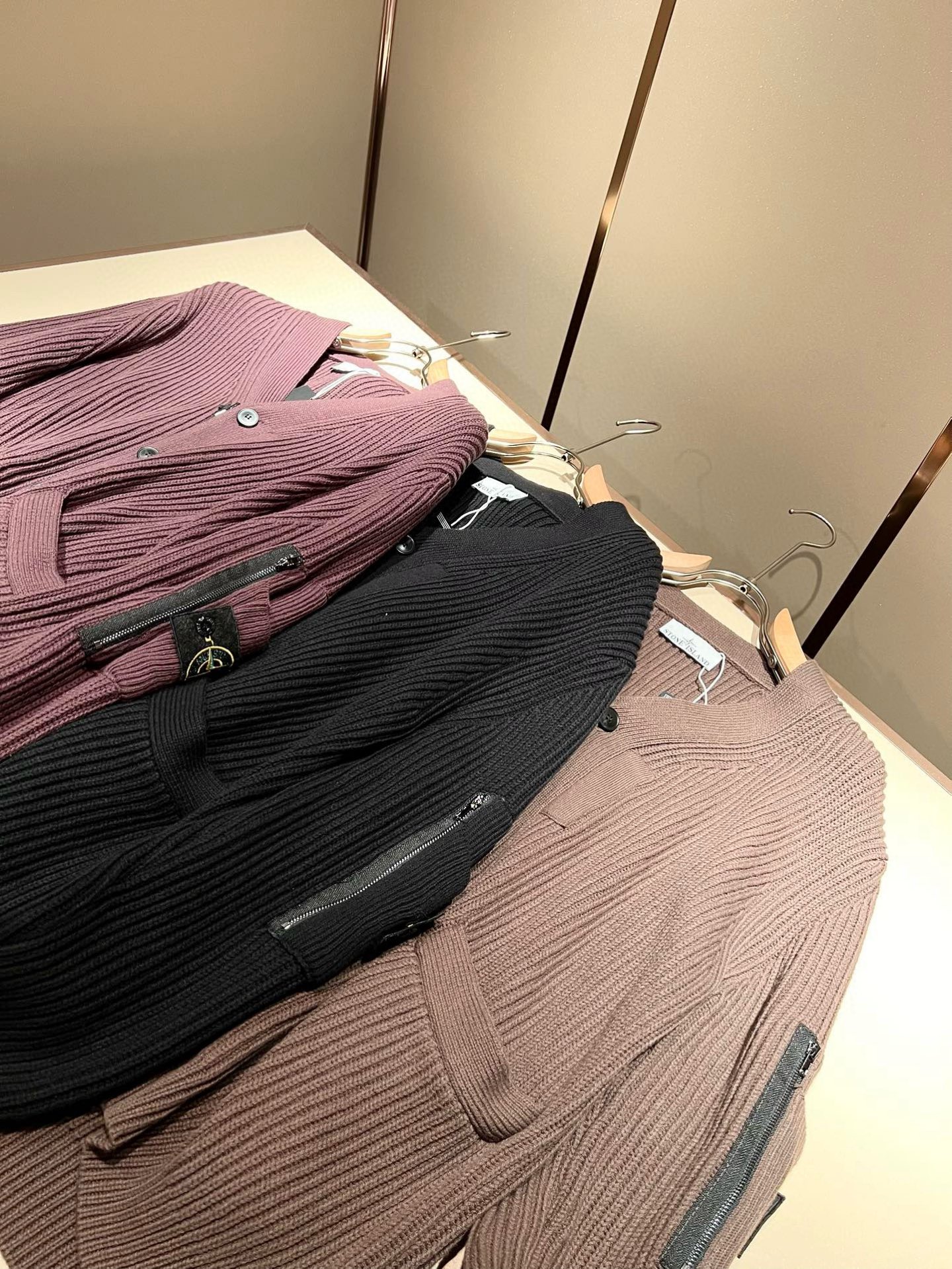  【⚠️】 StoneIsland 石头岛2025秋冬新款男女同款👫羊毛开衫，品牌最新设计元素！既不单调