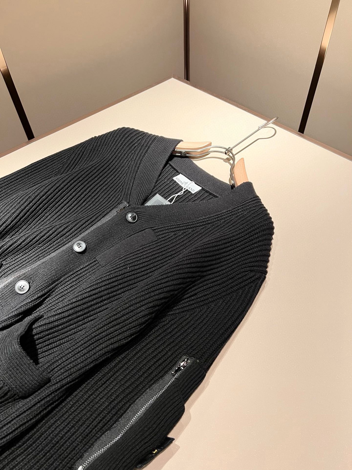  【⚠️】 StoneIsland 石头岛2025秋冬新款男女同款👫羊毛开衫，品牌最新设计元素！既不单调