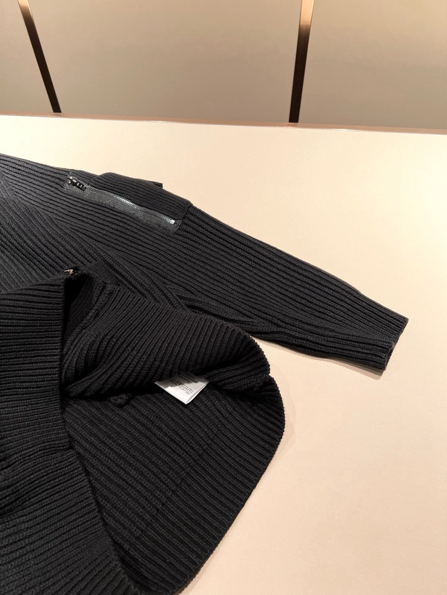  【⚠️】 StoneIsland 石头岛2025秋冬新款男女同款👫羊毛开衫，品牌最新设计元素！既不单调