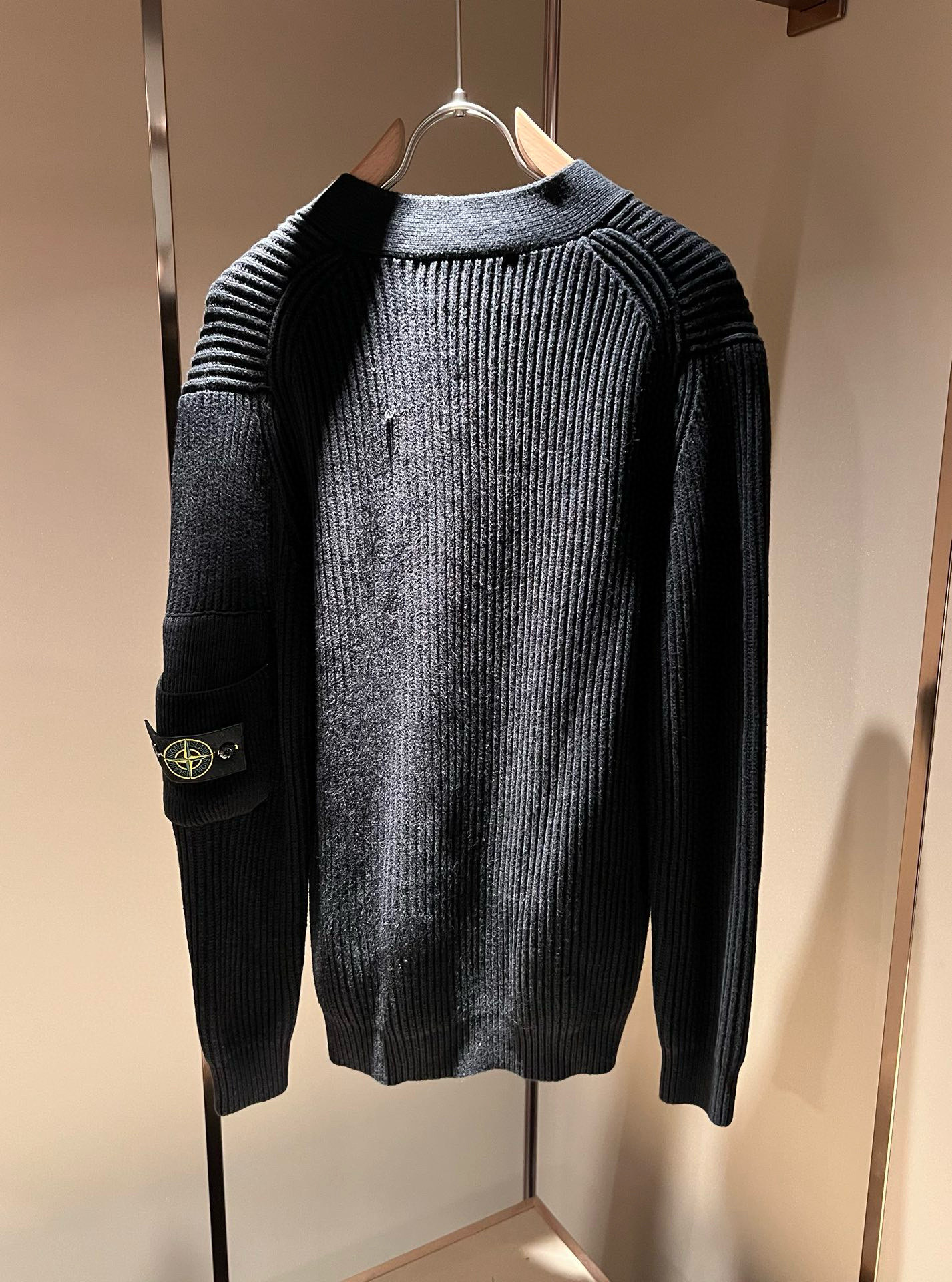  【⚠️】 StoneIsland 石头岛2025秋冬新款男女同款👫羊毛开衫，品牌最新设计元素！既不单调