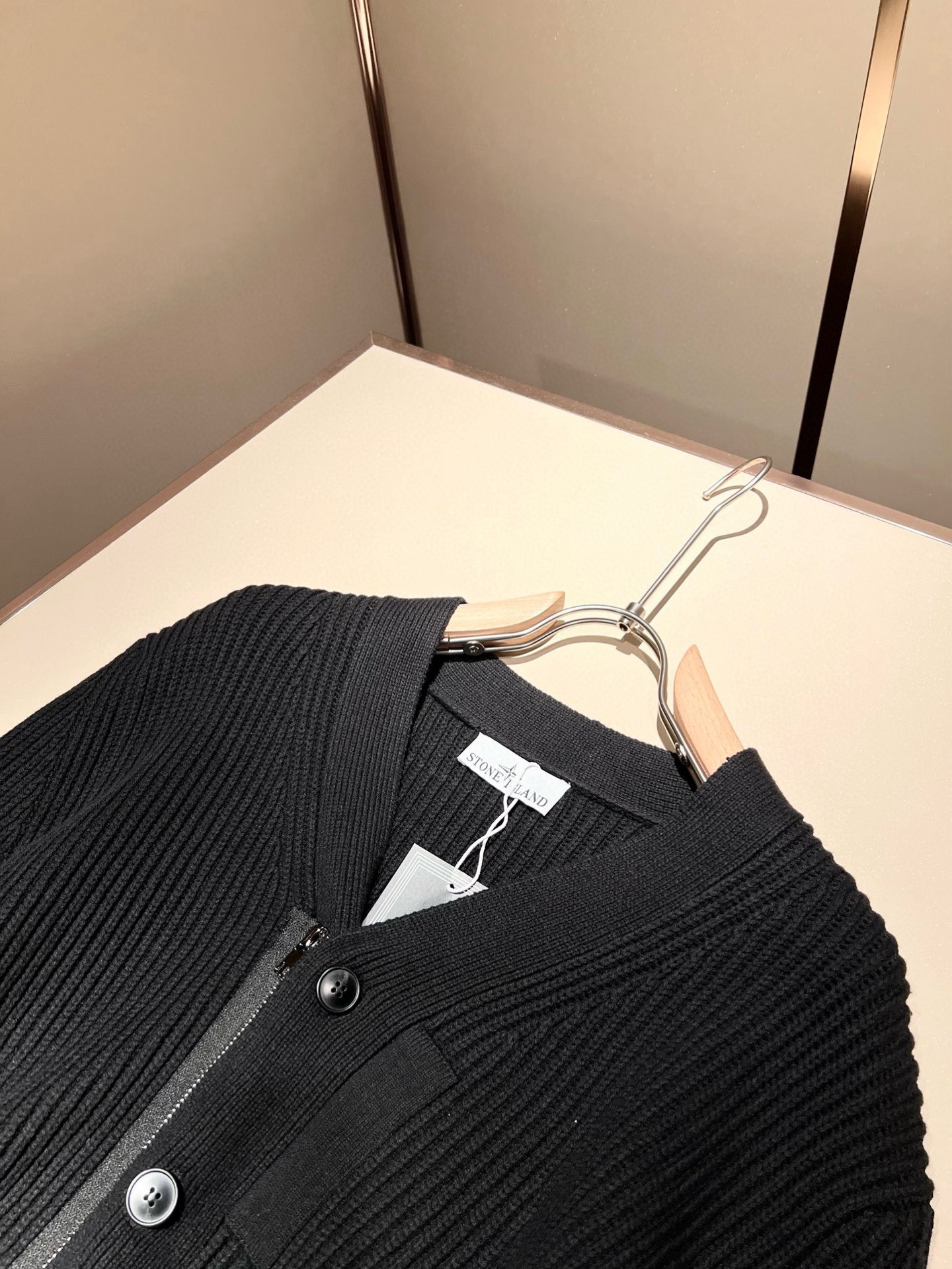  【⚠️】 StoneIsland 石头岛2025秋冬新款男女同款👫羊毛开衫，品牌最新设计元素！既不单调
