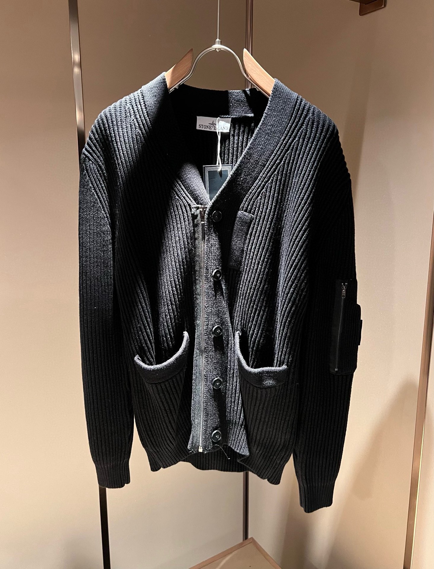  【⚠️】 StoneIsland 石头岛2025秋冬新款男女同款👫羊毛开衫，品牌最新设计元素！既不单调