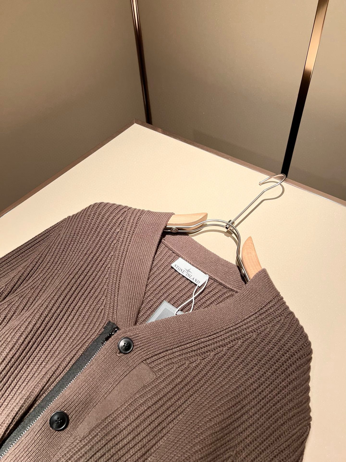 【⚠️】 StoneIsland 石头岛2025秋冬新款男女同款👫羊毛开衫，品牌最新设计元素！既不单调