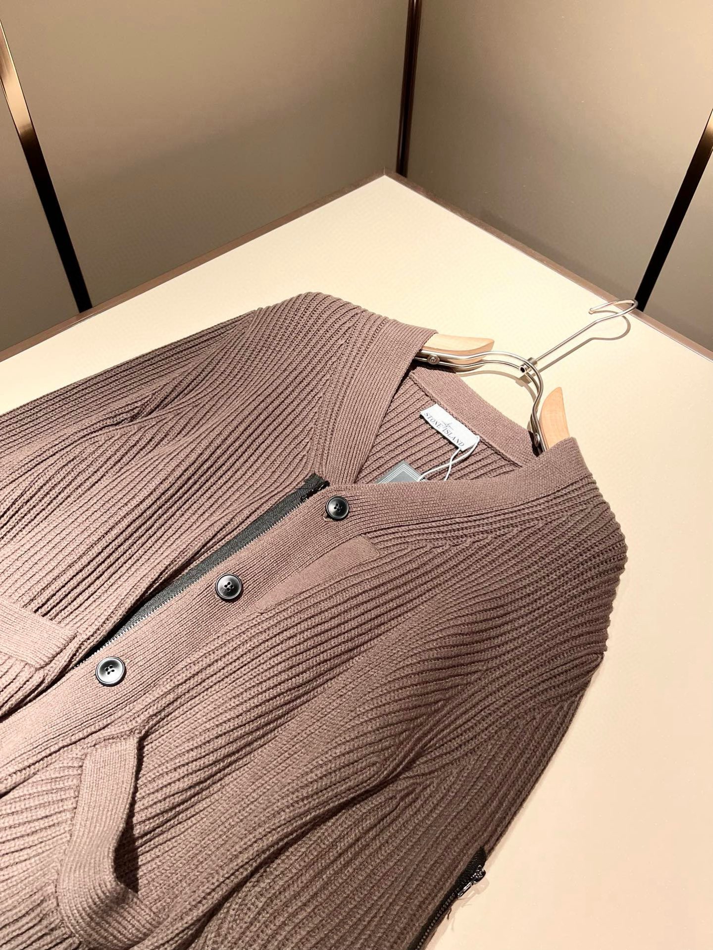  【⚠️】 StoneIsland 石头岛2025秋冬新款男女同款👫羊毛开衫，品牌最新设计元素！既不单调