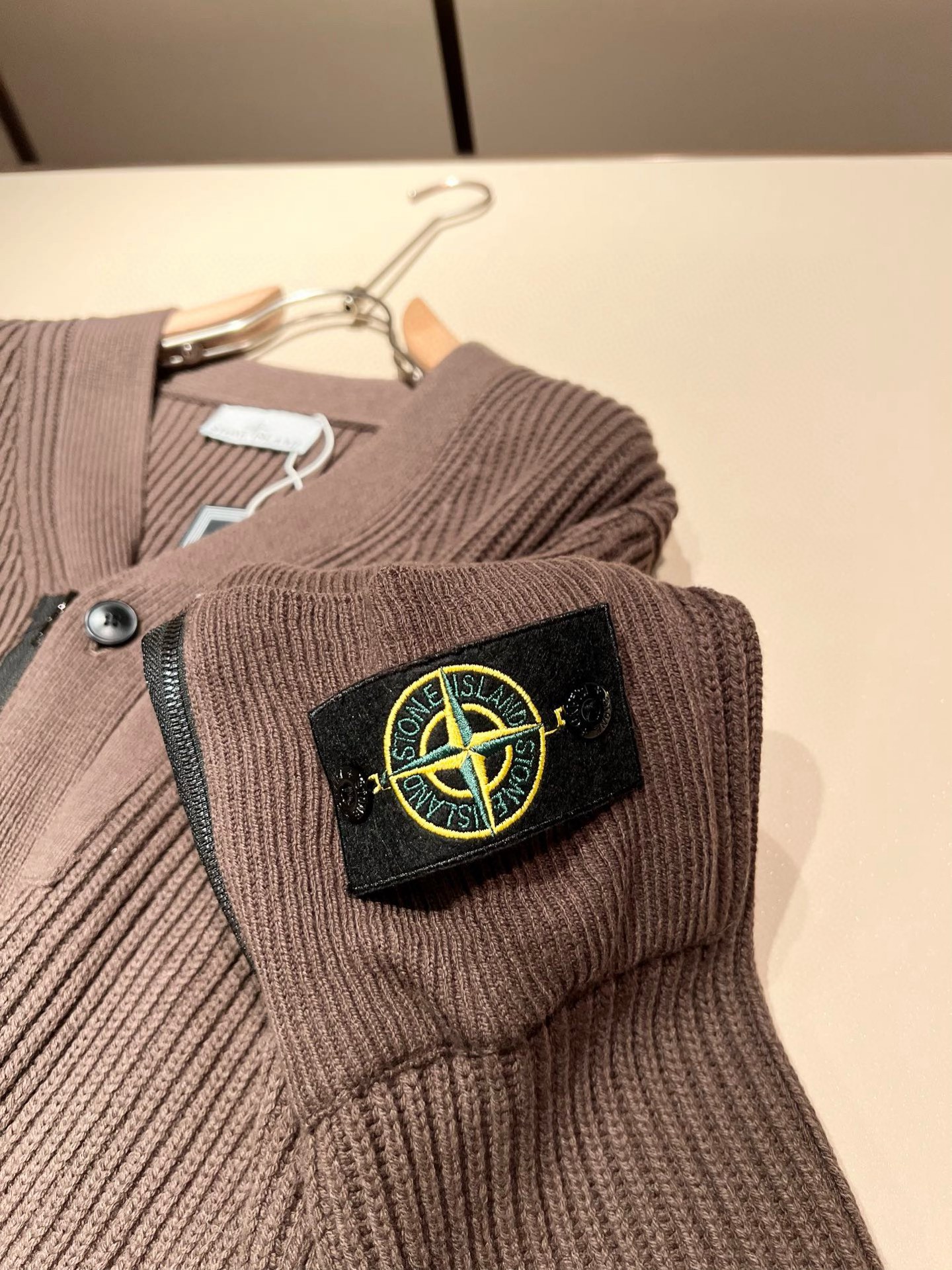  【⚠️】 StoneIsland 石头岛2025秋冬新款男女同款👫羊毛开衫，品牌最新设计元素！既不单调