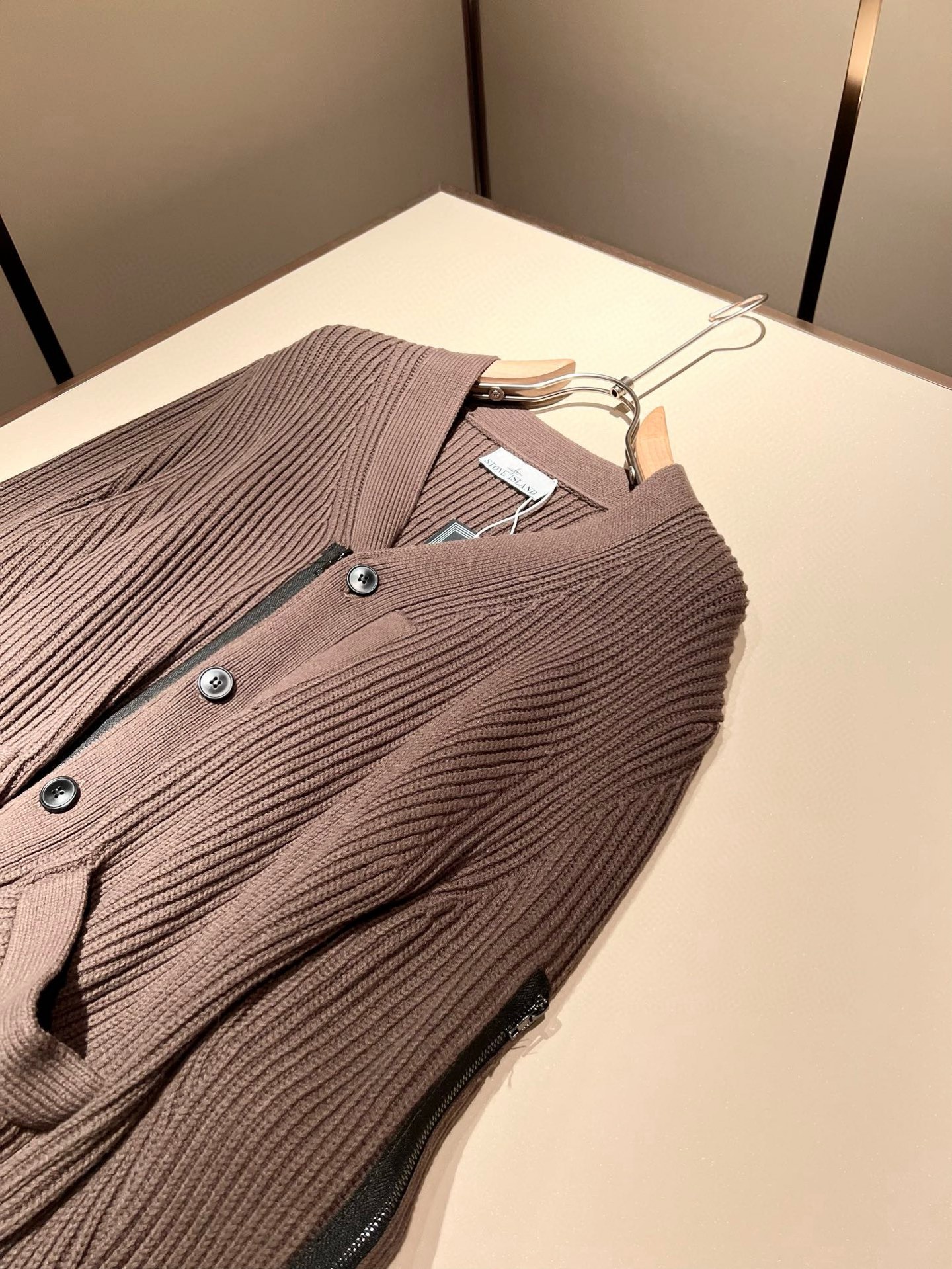  【⚠️】 StoneIsland 石头岛2025秋冬新款男女同款👫羊毛开衫，品牌最新设计元素！既不单调
