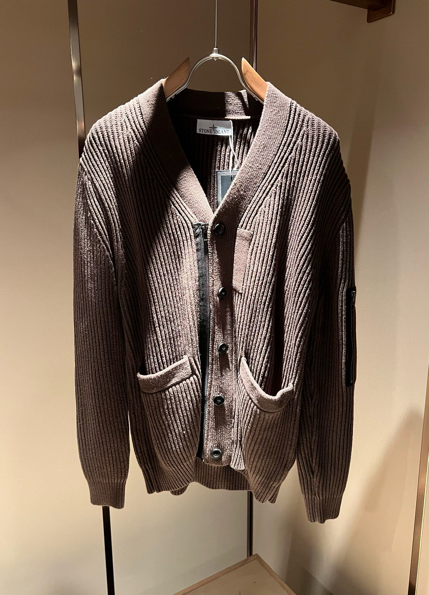  【⚠️】 StoneIsland 石头岛2025秋冬新款男女同款👫羊毛开衫，品牌最新设计元素！既不单调