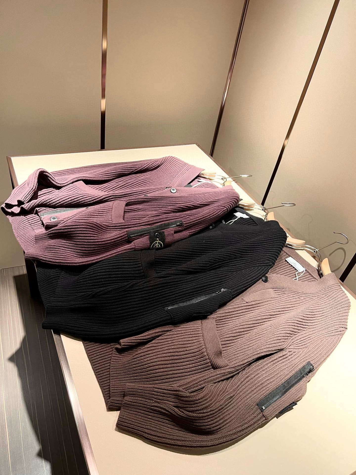  【⚠️】 StoneIsland 石头岛2025秋冬新款男女同款👫羊毛开衫，品牌最新设计元素！既不单调
