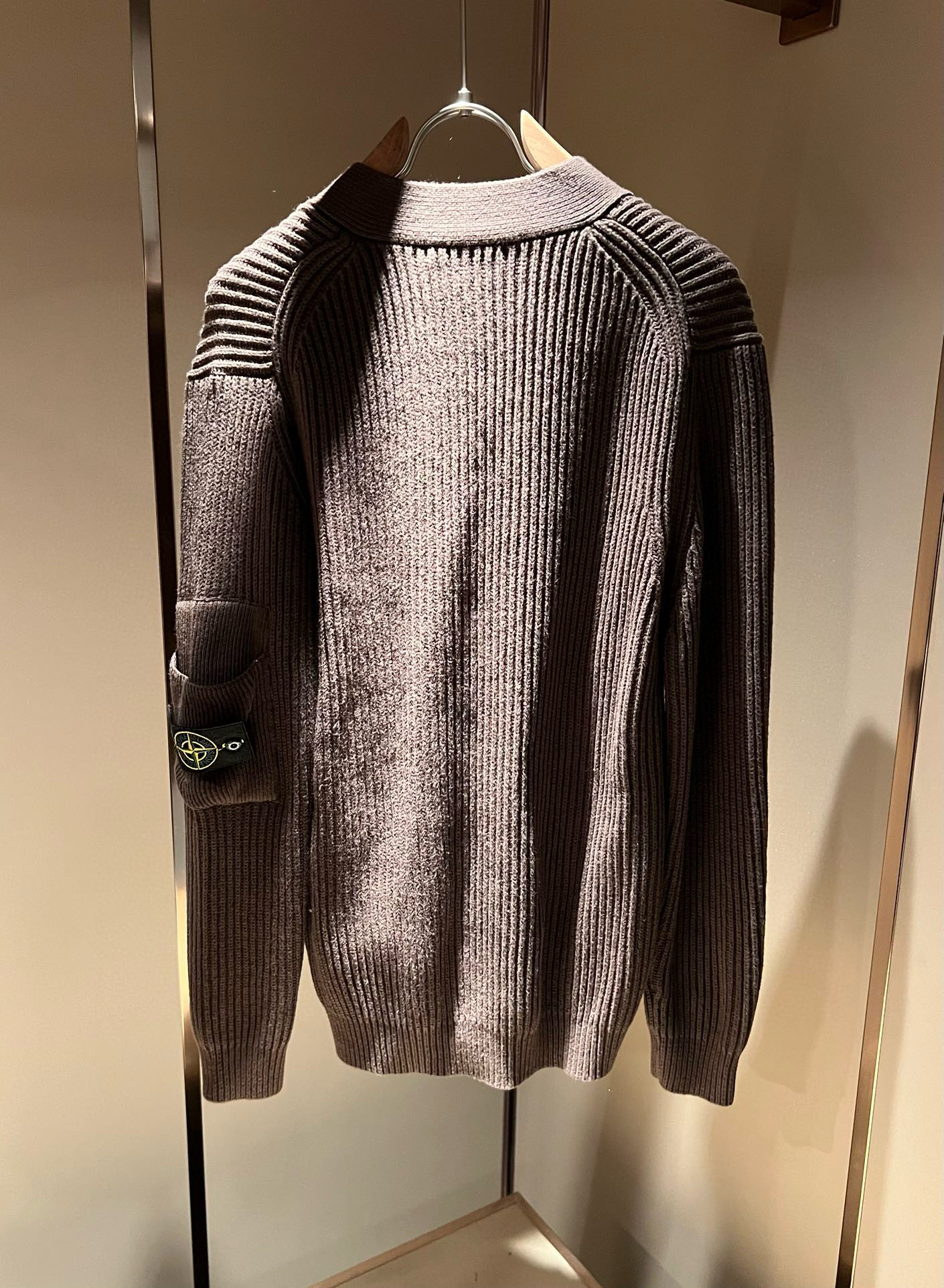  【⚠️】 StoneIsland 石头岛2025秋冬新款男女同款👫羊毛开衫，品牌最新设计元素！既不单调