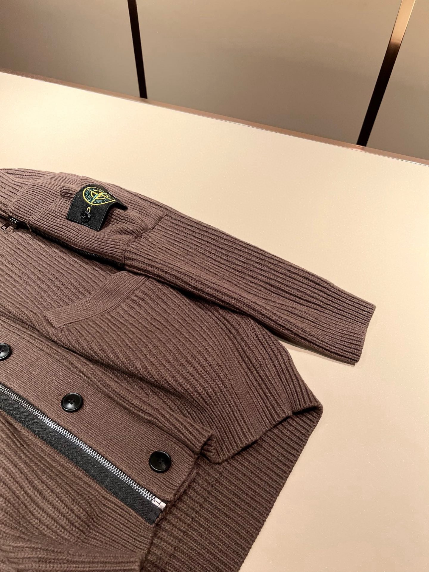  【⚠️】 StoneIsland 石头岛2025秋冬新款男女同款👫羊毛开衫，品牌最新设计元素！既不单调