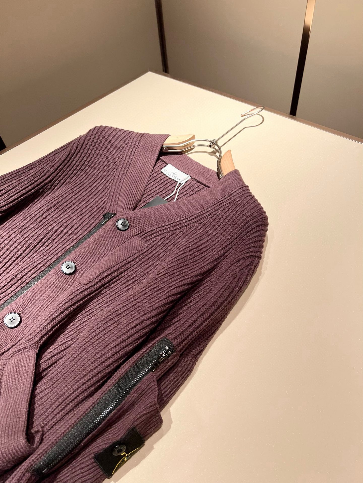  【⚠️】 StoneIsland 石头岛2025秋冬新款男女同款👫羊毛开衫，品牌最新设计元素！既不单调