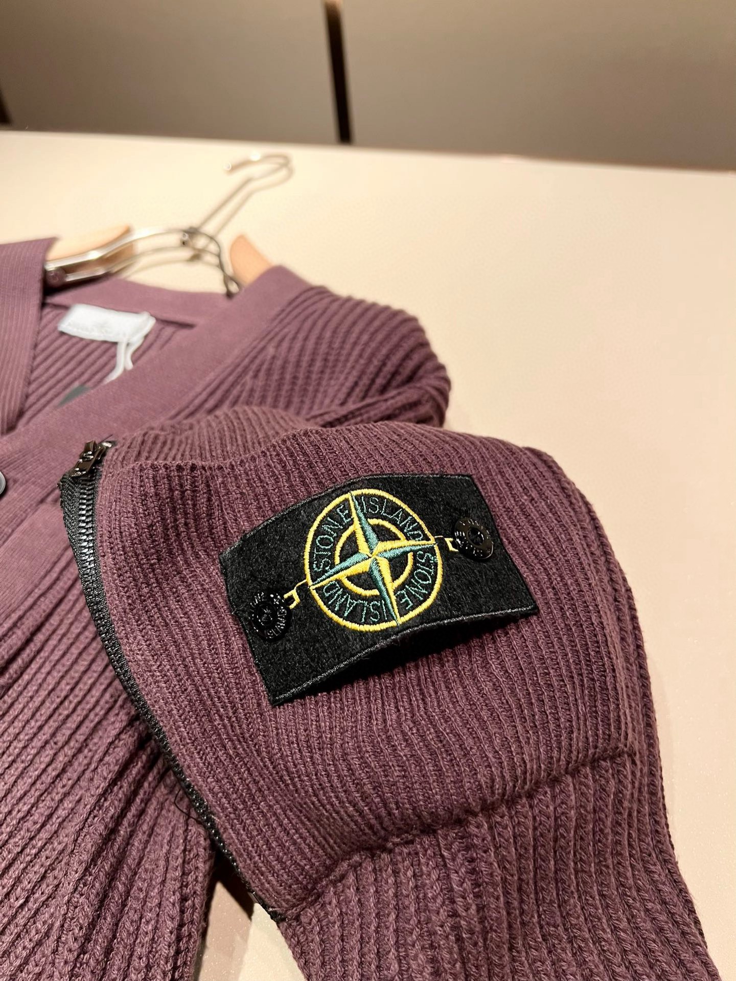  【⚠️】 StoneIsland 石头岛2025秋冬新款男女同款👫羊毛开衫，品牌最新设计元素！既不单调