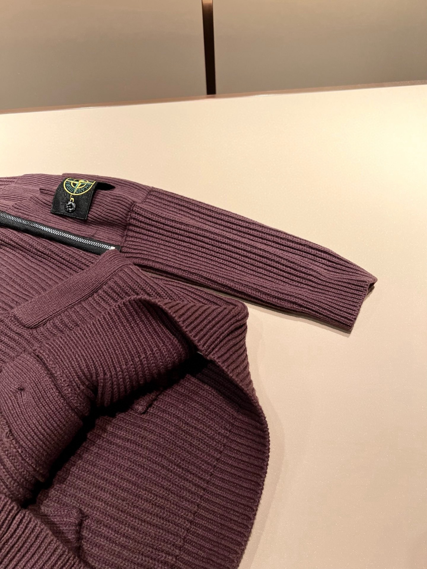  【⚠️】 StoneIsland 石头岛2025秋冬新款男女同款👫羊毛开衫，品牌最新设计元素！既不单调