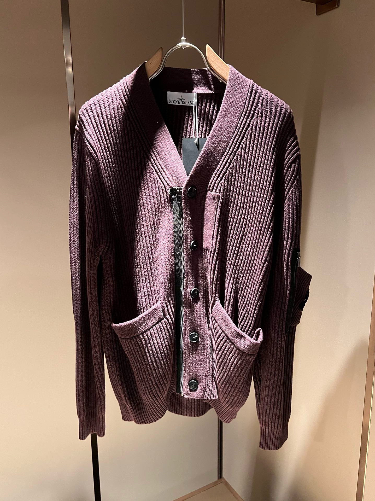 【⚠️】 StoneIsland 石头岛2025秋冬新款男女同款👫羊毛开衫，品牌最新设计元素！既不单调
