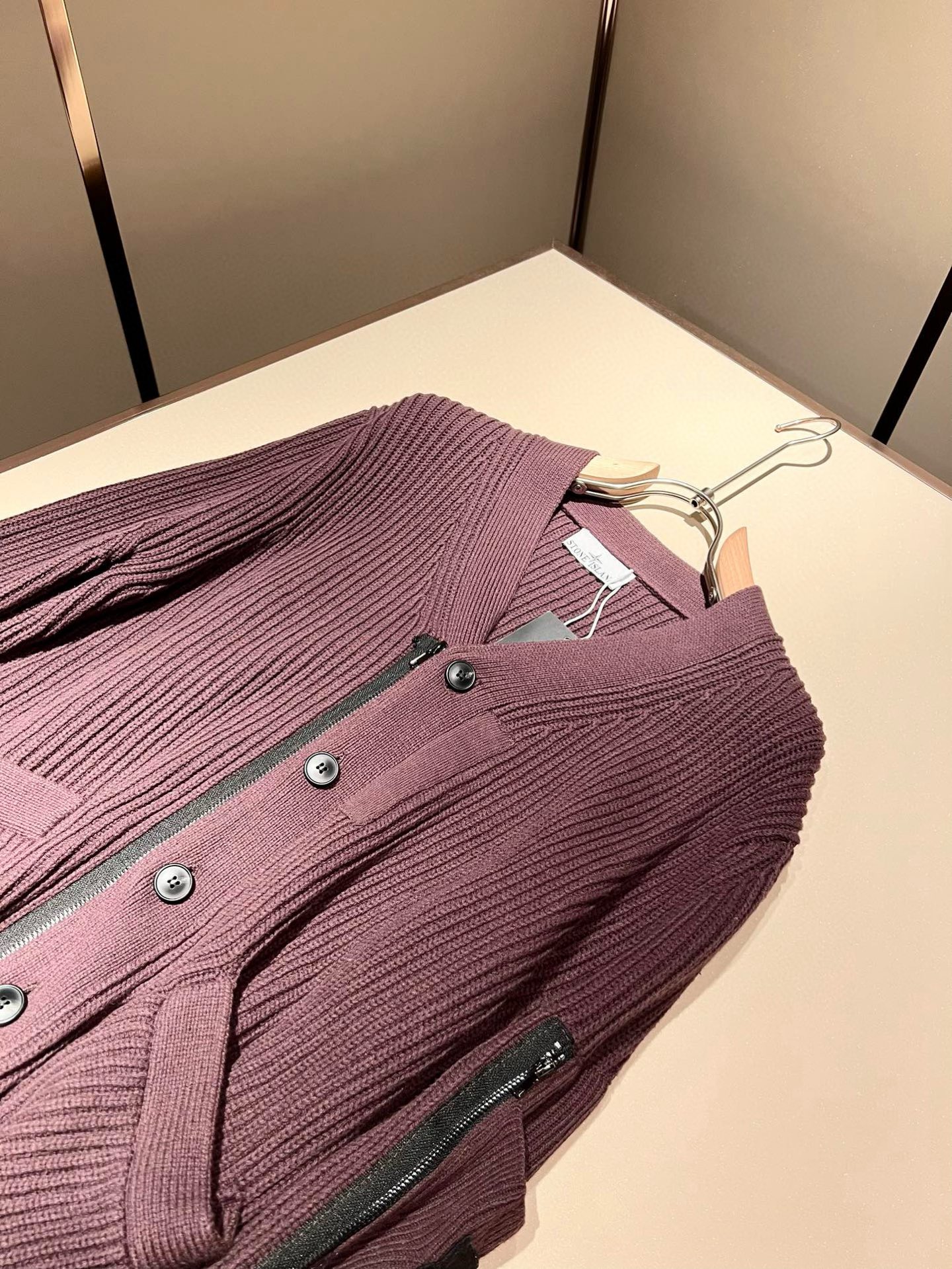  【⚠️】 StoneIsland 石头岛2025秋冬新款男女同款👫羊毛开衫，品牌最新设计元素！既不单调