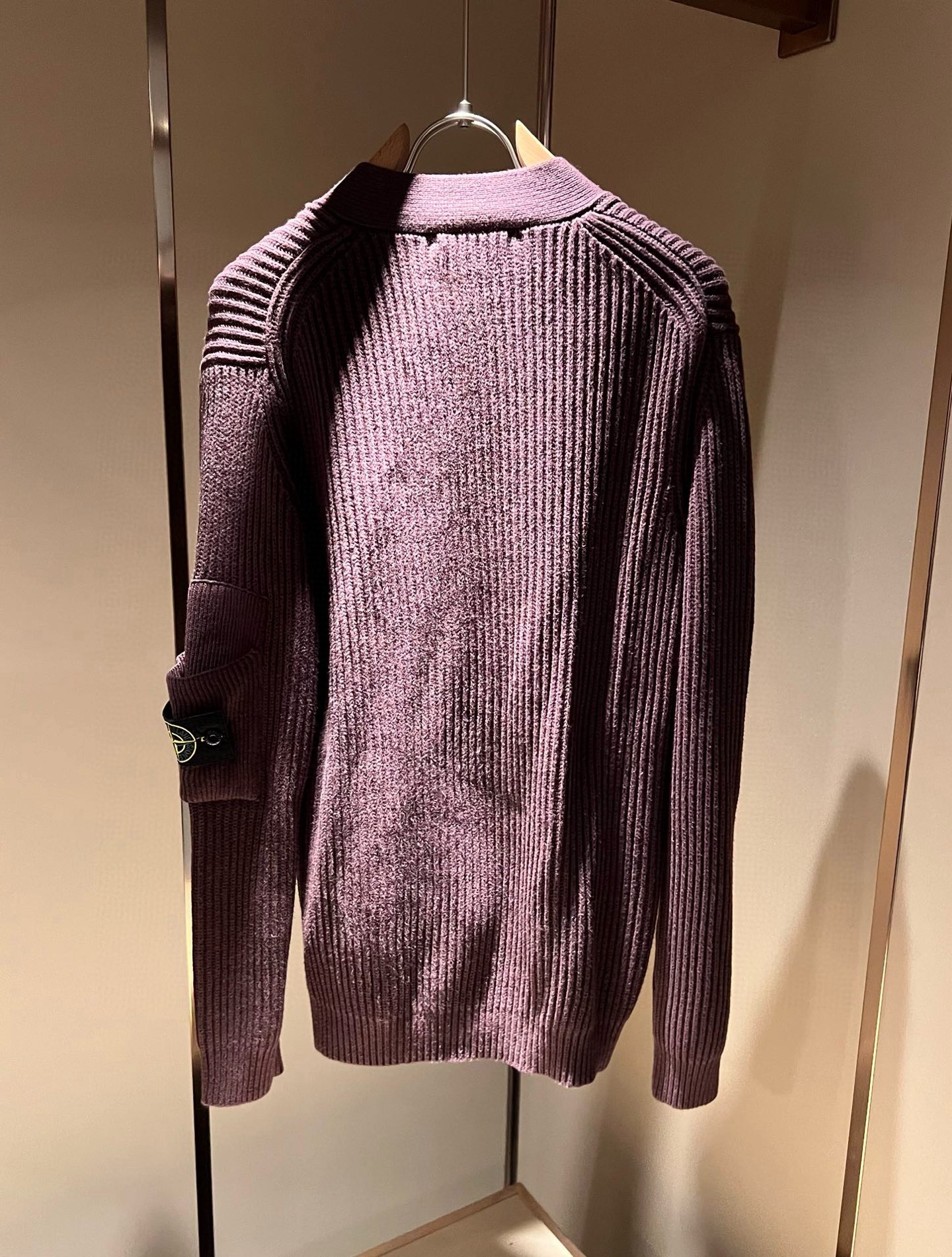  【⚠️】 StoneIsland 石头岛2025秋冬新款男女同款👫羊毛开衫，品牌最新设计元素！既不单调