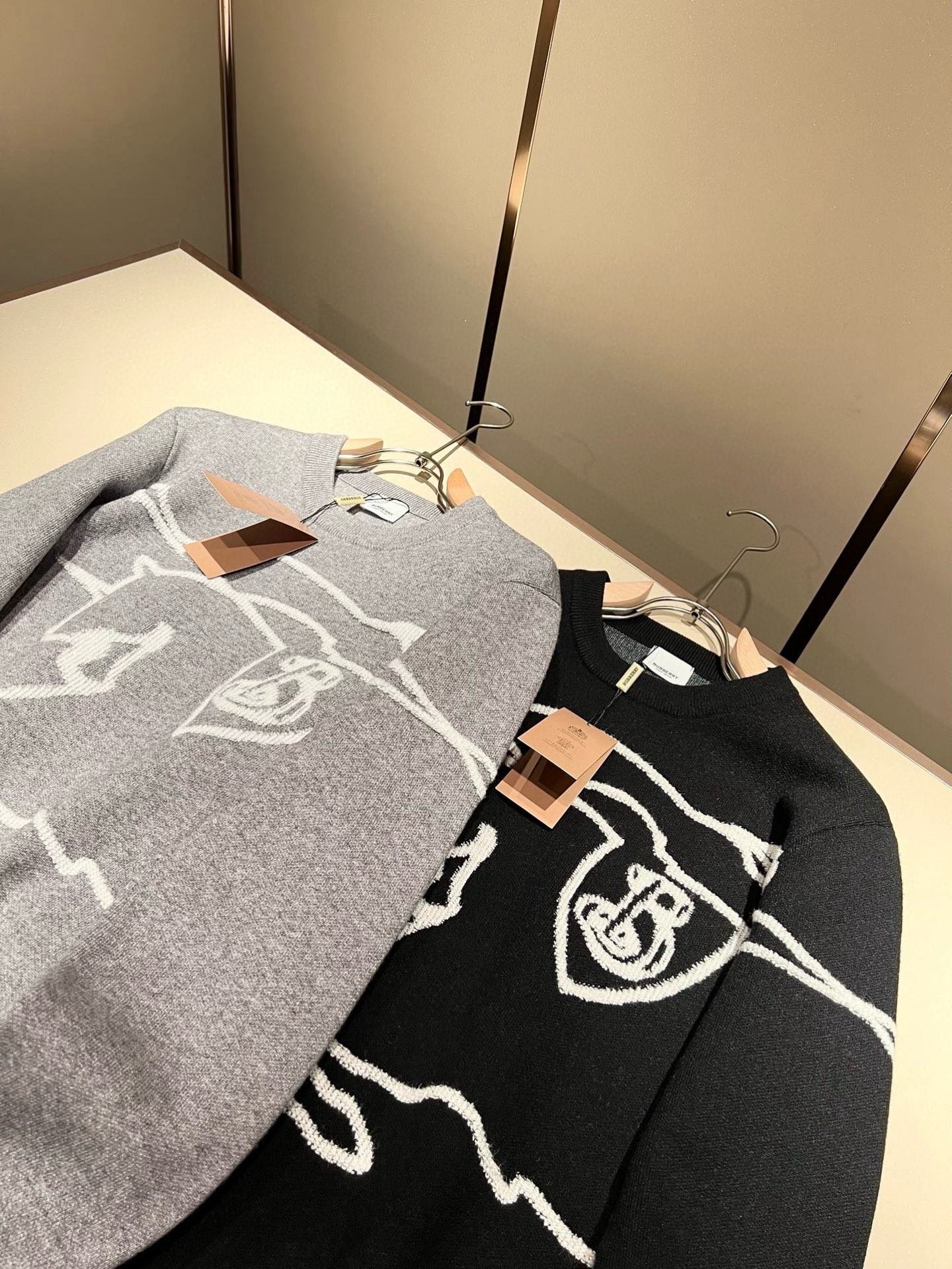  【⚠️】 Bur*erry 巴*莉 2025秋冬新款针织羊毛衫，胸前设计标志logo图案钩织设计！品牌