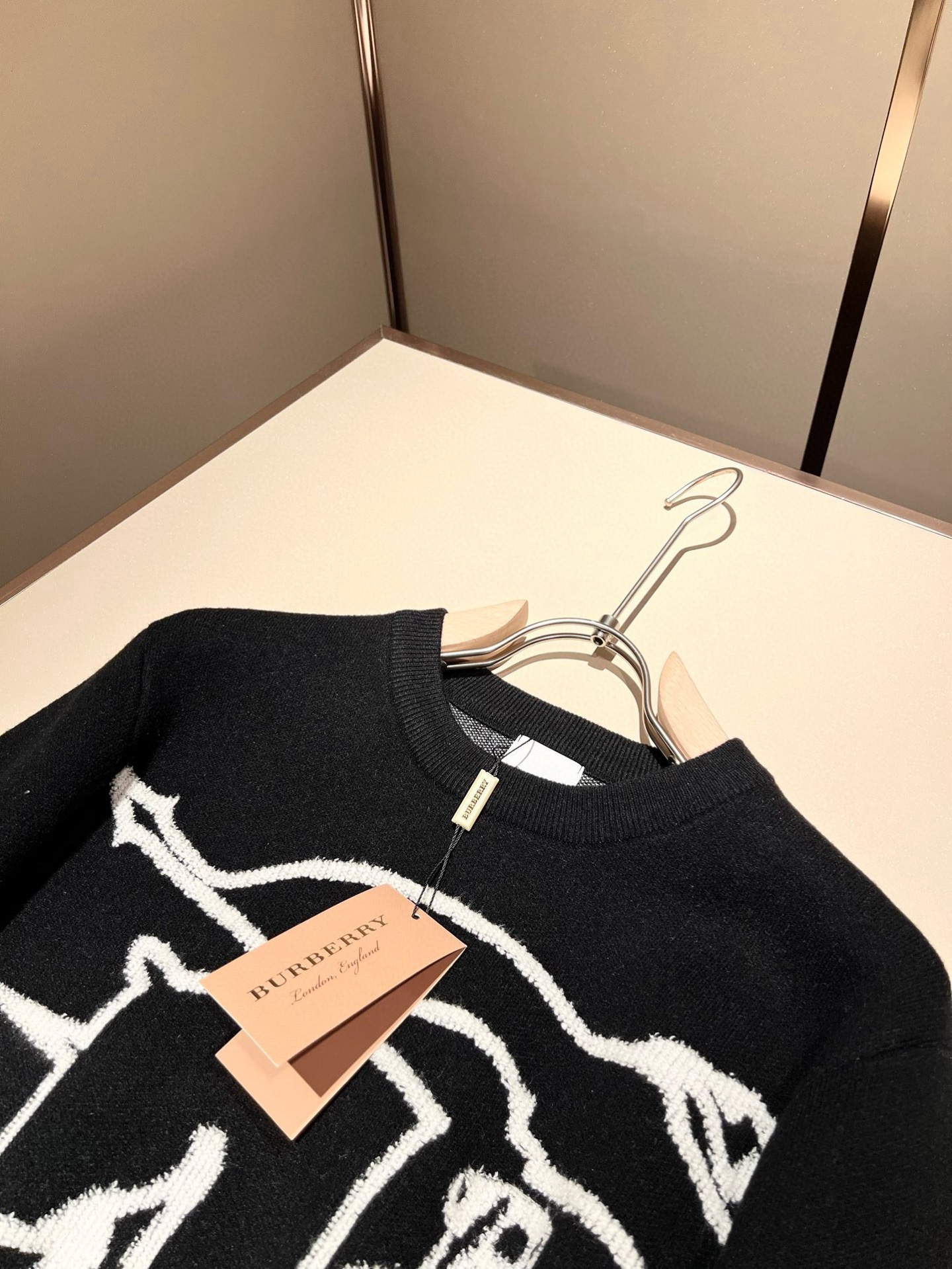  【⚠️】 Bur*erry 巴*莉 2025秋冬新款针织羊毛衫，胸前设计标志logo图案钩织设计！品牌