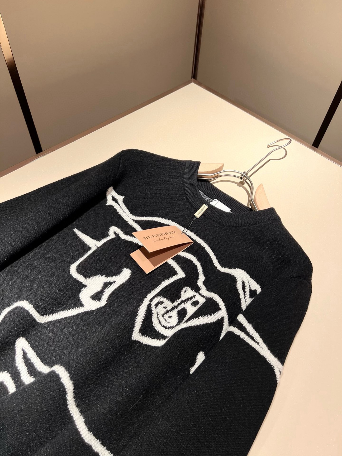  【⚠️】 Bur*erry 巴*莉 2025秋冬新款针织羊毛衫，胸前设计标志logo图案钩织设计！品牌