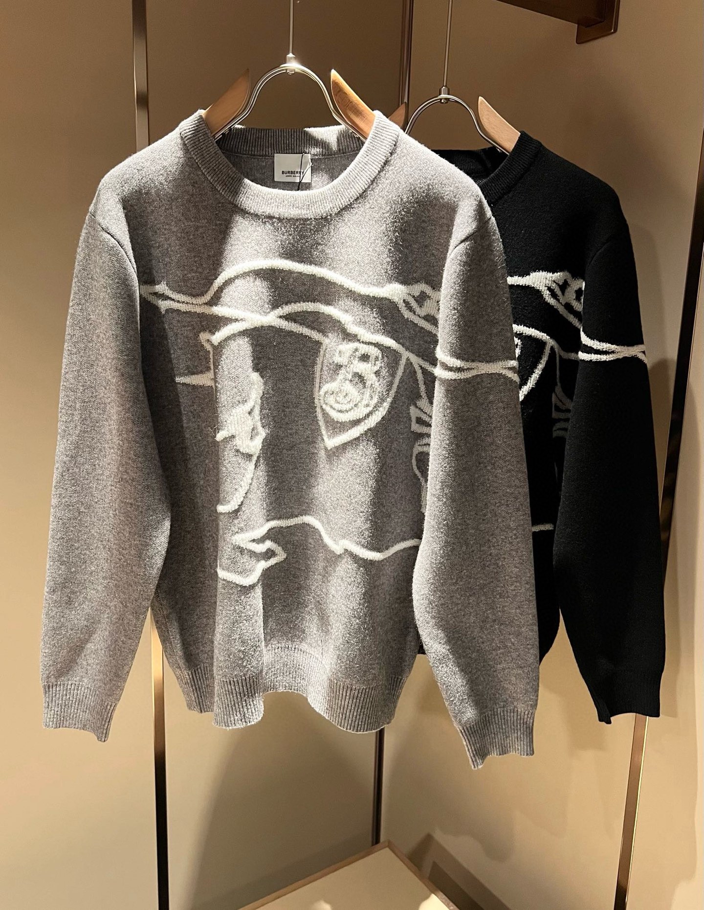  【⚠️】 Bur*erry 巴*莉 2025秋冬新款针织羊毛衫，胸前设计标志logo图案钩织设计！品牌