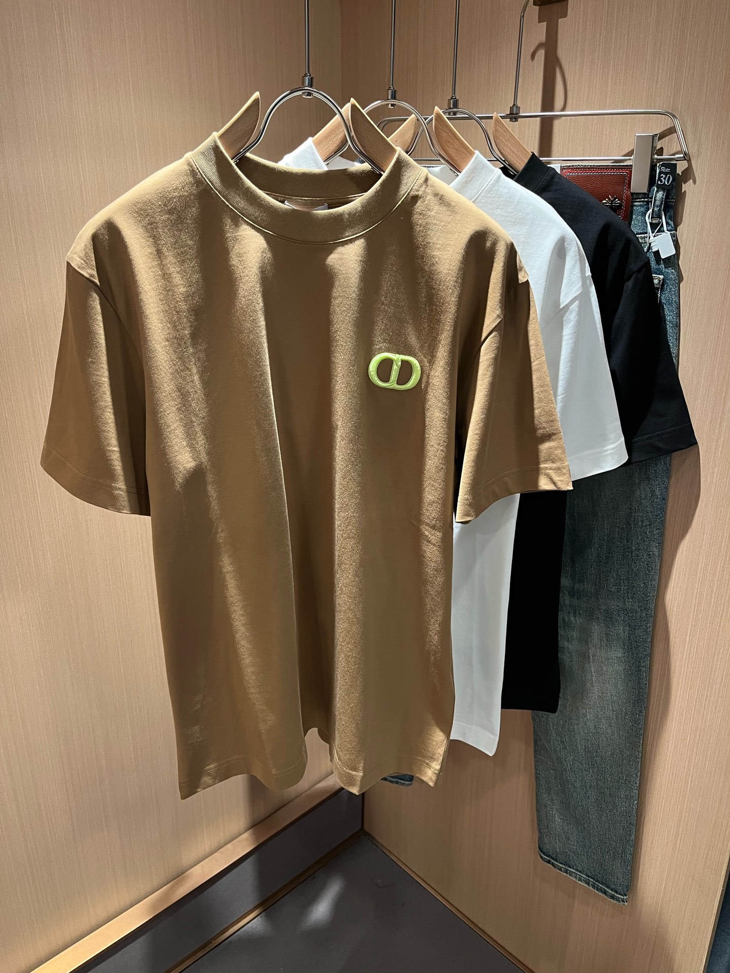 NO:422476,Dio*Dijia 2025 spring and summer new short-sleeved T-shirt for men and women, and the counter is available at the same time!  Customized exclusive 260g pure cotton fabric, customized original craft threads, chest logo pattern embroidery craft design!  Simple and generous, calm and versatile, extremely high-end, perfectly integrated with fashion and style, a top fashionable style that perfectly suits the outside wear!  The overall feeling is natural!  The ultimate classic versatile short-sleeved T-shirt adopts the latest three-dimensional letter logo velvet-filled elements design!  The ultimate perfection of heavy industry!  Fans who pursue high quality are please buy them by themselves, and all fans who know the goods are invited to appreciate this model together!  !  Size S-2XL, dior,dior,t-shirt,tees,t-shirt,alexander wang19860909Dio*迪家 2025春夏新款男女同款短袖T恤,专柜同步发售！定制专属260克纯棉面料,定制原版工艺螺纹,胸前logo图案刺绣工艺设计！简约大方,从容百搭,档次极高,完美融入时尚还有风情感一款完美符合外穿的顶尖时髦气质款！整体给人浑然天成的感觉！极致经典的百搭型短袖T恤,采用最新的立体字母logo压绒元素设计！极致的重工极致的完美！追求高品质的粉丝们请自行抢购,诚邀所有识货的粉丝一同鉴赏此款！！尺码S-2XL,,dior,dior,T-shirt,tees，t-shirt,alexander wang,Men's clothing