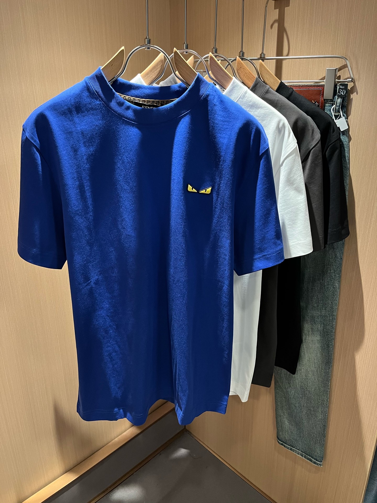 NO:422412,FEN*I FEN*Di's new spring and summer 2025 FD family FF men and women short-sleeved T-shirt, versatile and minimalist short-sleeved shirts for men and women. Original Italian orders, popular FD family items, simple and pure colors. The FD family's enduring iconic products, high-quality products with full representation and full specifications, and high-quality products that all FD fans are worth buying!  Pure Yidian channel orders, high-end and popular products from the FD family, very popular items at the moment, and iconic letter logo pattern hardware modification!  High-end goods worth keeping and giving away to others!  It is trendy and beautiful, with a full sense of trendy atmosphere, and has a very high level and specifications. It uses a very classic black and white color combination, giving people a strong visual impact and has a very high recognition. It is top-quality exclusive pure cotton fabric, created with a soft, delicate and comfortable touch, and has a very high-end and classy appearance!  Perfectly interprets the charm of the brand and leaves a deep impression. It is more fashionable and charming. It has simple, elegant and fashionable upper body, and is even more stressful for outfits!  The inner wear alone is very delicious and beautiful scenery that cannot be ignored!  Size S-2XL, fendi,dior,T-shirt,tees,t-shirt,alexander wang19860909FEN*I 芬*迪2025春夏新款FD家族FF男女同款短袖T恤,男女同款百搭极简短袖.意大利原厂订单,FD家族人气单品,简约纯色系打造.FD家族经久不衰的标志性臻品,代表性十足,规格感十足的精品,所有FD粉丝都值得抢购的精品！纯正意代渠道订单,FD家族的高奢人气爆款产物,当下十分火爆的单品,标志性字母logo图案五金修饰！值得自留和送人的高端货！新潮又好看,潮流气息感十足,档次规格感极高,并且采用十分经典的的黑白双色搭配,给人的视觉冲击感相当强烈,有着极高的辨识度,顶级专属纯棉面料,打造,触感柔软细腻舒适,品相相当高级有档次！完美诠释品牌魅力,给人留下深刻印象.更具时尚与韵味,上身简约大方时尚,对于穿搭更是毫无压力！单穿内搭都极有味道,不可忽视的靓丽风景线！ 尺码S-2XL,,fendi,dior,T-shirt,tees，t-shirt,alexander wang,Men's clothing