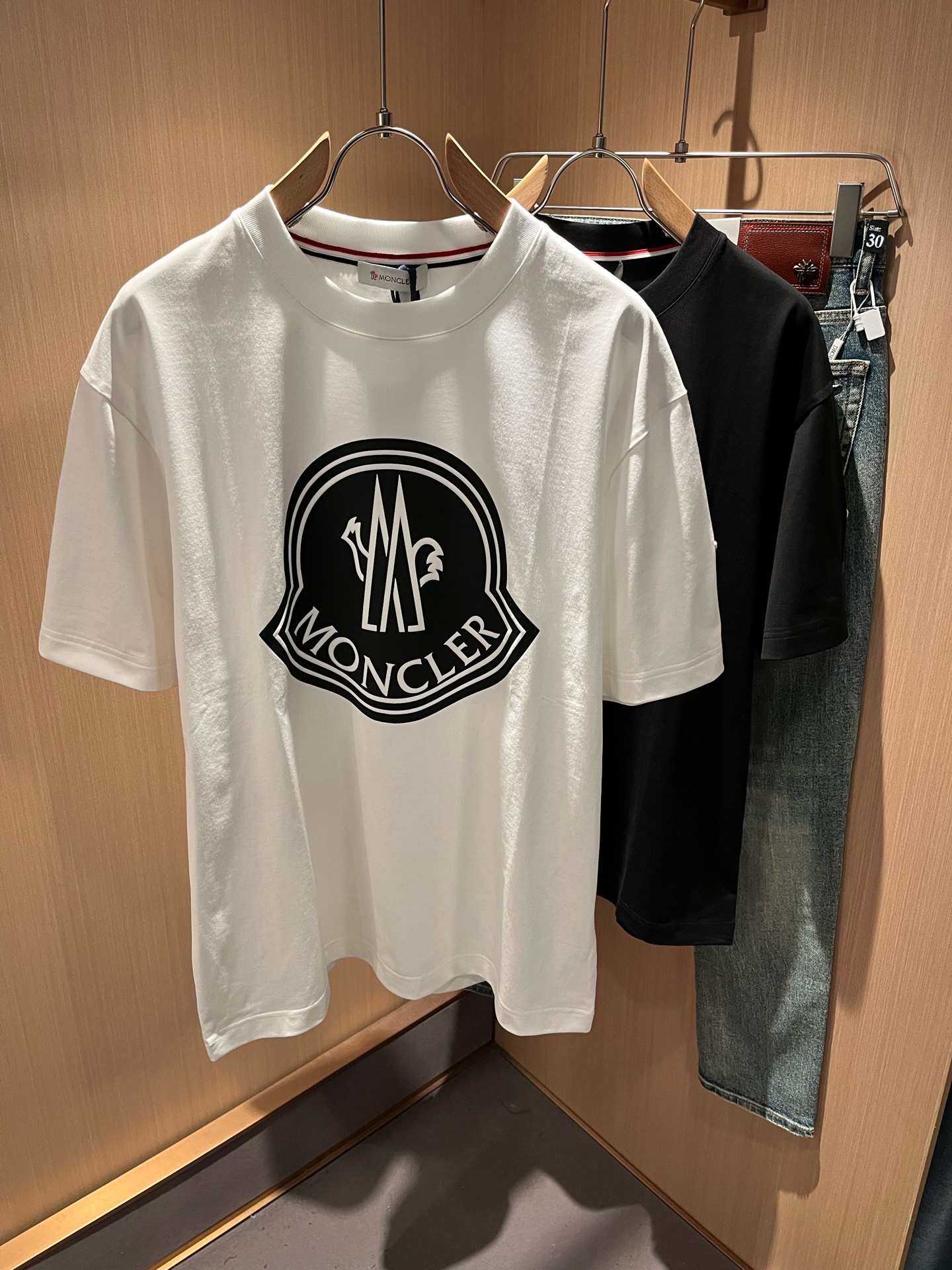 NO:126519,Moncler Mengjia 2025 Spring and Summer Latest Men and Women's Same Trade Order Short-sleeved T-shirt, Full Quality!  !  Internet celebrity style!  Designed with logo pattern!  The upper body is comfortable and breathable, not stiff, and the overall three-dimensional feeling is rich. Quality export orders, customized exclusive pure cotton fabric tailoring to meet the simple needs of commuters for dressing. The upper body is very effective, it looks slim and not picky about the figure. The fabric workmanship... Improper, only good craftsmanship can make you feel good and tasteful, a must-have item for everyone!  Size M-3XL, christian louboutin, T-shirt,tees, t-shirt,alexander wang19860909Moncler蒙家 2025春夏最新男女同款贸易订单短袖T恤,全品相！！网红款！采用logo图案印花设计！上身舒适透气,不僵硬,整体有着丰富的立体感,品质出口订单,定制专属纯棉面料剪裁,满足通勤人们对于着装的简约需求,上身效果很好,显瘦,不挑剔身材.面料做工....无可挑剔,好工艺好面料才能穿出好品味一款,人手必备单品！尺码M-3XL,,christian louboutin,T-shirt,tees，t-shirt,alexander wang,Men's clothing