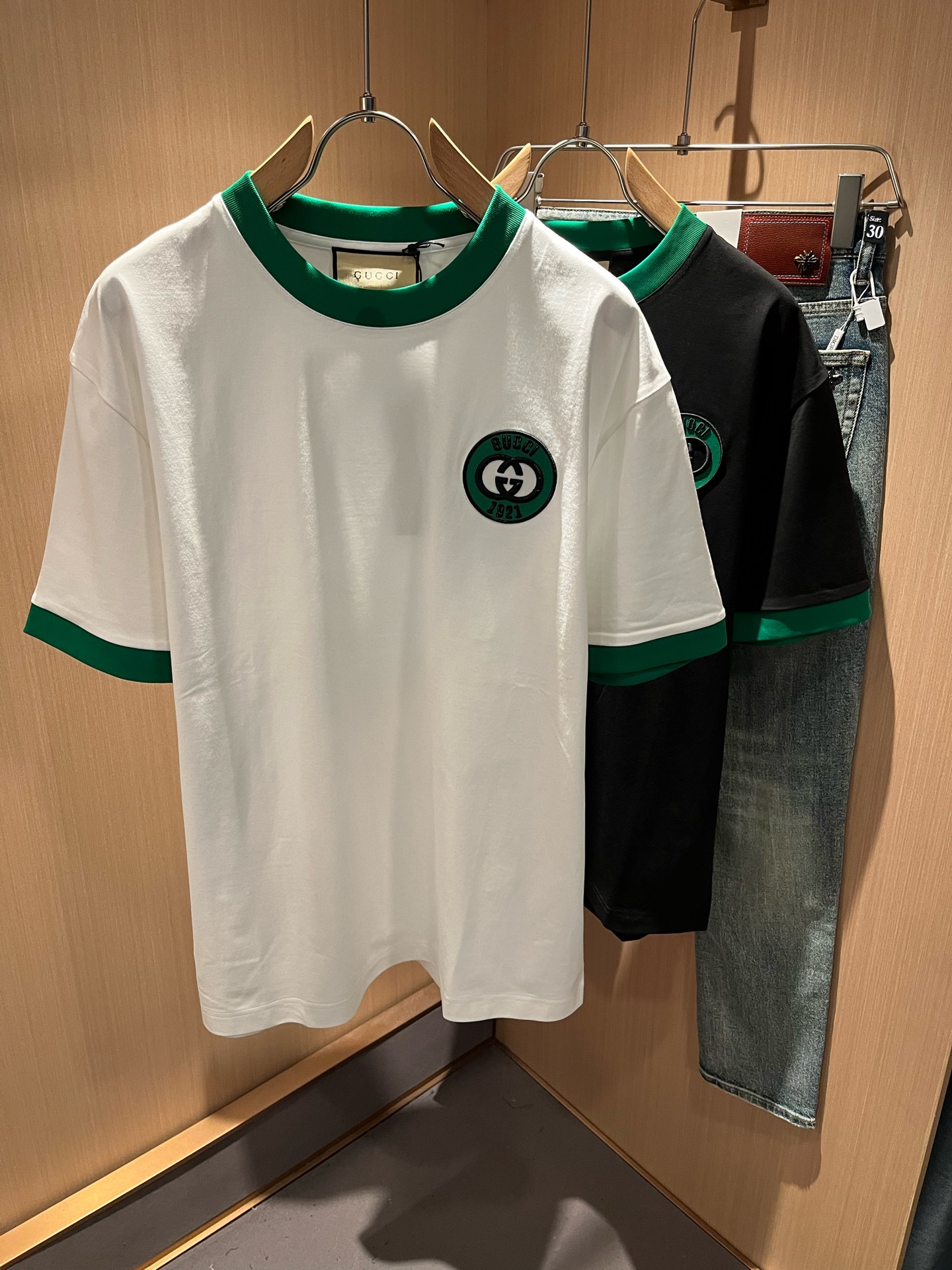 NO:126525,Gucc* Gujia 2025 spring and summer series basic round neck pullover short-sleeved T-shirt, men and women's couples casual loose cotton round neck short-sleeved T-shirt!  Trading companies have sparse channels and are released on the official website at the same time!  The latest series of spring and summer 2025, classic fashion design elements, injecting full vitality into the new series. This T-shirt is carefully selected for imported cotton fabrics. The fabric feels skin-friendly and soft and delicate, and the body logo pattern embroidery design!  It has an extremely comfortable and breathable wearing experience. The whole item is very eye-catching and fashionable, and is deeply loved by young people today!  The loose round neck cut is a neutral style regardless of age and gender, suitable for matching all the styles and looks you need in your daily life!  It is recommended to wear couple outfits to go out on the street to make it more pleasing to the eye!  Size M-3XL, gucci, gucci, T-shirt, tees, t-shirt, alexander wang19860909Gucc*古家 2025春夏系列基础圆领套头短袖T恤,男女同情侣款休闲宽松棉质圆领短袖T恤衫！贸易公司渠道稀出,同步官网发售 ！ 2025春夏最新系列,经典时尚设计元素,为全新系列注入满满活力,这款T恤衫用心甄选客供进口棉面料制成,面料手感亲肤柔软细腻,衣身logo图案刺绣设计！拥有着无比舒适透气性的穿着体验,整件单品极具吸睛度与时尚感,深受当下年轻人的喜爱！基础宽松的圆领版型裁剪,不分年龄与性别的中性款式,适合搭配你日常所需的所有风格与造型！建议搭配情侣装出街会更为养眼出色！尺码M-3XL,,gucci,gucci,T-shirt,tees，t-shirt,alexander wang,Men's clothing