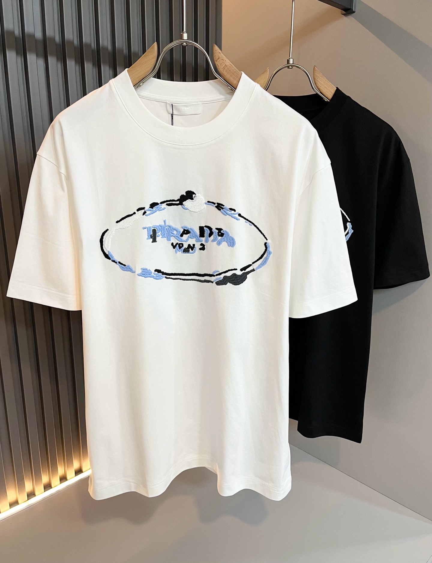 NO:125173,PRAD*A Pu*da autumn new short-sleeved T-shirt for men and women, the latest model is exclusively available on the entire network!  !  ~ It is classic and fashionable and versatile, who doesn’t like it? It will show the classic again. It is very pleasing to the eye and comes with a low luxury halo and recognition!  Pr*da's traditional brand concept and modern advanced technology are perfectly combined. Coupled with the extremely modern and simple design, P's exclusive logo pattern embroidery design!  Customized 100% imported pure cotton fabric!  The texture of this model is quite touching, the specifications and grades are known with tentacles. The degree of delicateness and breathability are top-notch!  Size M-3XL, prada, T-shirt,tees, t-shirt,alexander wang19860909PRAD*A普*达秋季新款男女同款短袖T恤,最新款全网独家首上！！~既经典有时尚百搭,谁不爱啊,将经典再次展现,非常的耐看,自带低奢光环与辨识度！Pr*da传统的品牌理念和现代化的先进技术进行了完美结合.加上极其现代摩登风范的简约设计,p家专属logo图案刺绣设计！定制百分百进口纯棉面料！此款的质感相当感人 触手便知规格档次 细腻程度与透气效果堪称顶级！尺码M-3XL,,prada,T-shirt,tees，t-shirt,alexander wang,Men's clothing