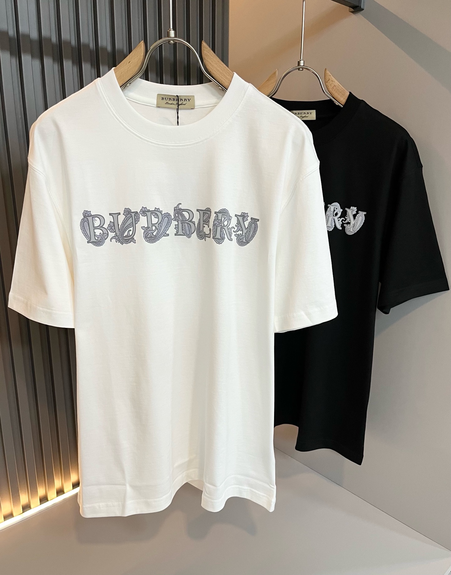 NO:120220,BURBER*Y Ba*li's new spring and summer 2025 short-sleeved T-shirt for men and women, is coming, and is made of a popular environmentally friendly pure cotton fabric recently. It is a high-end outdoor sports and leisure series, which is very popular in sports!  BUR's latest special material, logo pattern printing design!  Fabric is also called memory cloth, which refers to fabrics with morphological memory functions. It instantly kills all versions on the market. It can only be said that it is not a level at all. Whether it is material, detail restoration and craftsmanship, you are not afraid of any challenges. Just to contribute wonderful products to everyone. As always, it is consistent. A style that implements the core concept of BUR will be closely tied to fashion, always maintaining perfection, a simple but not simple design style perfectly meets the outfit you need in daily life. Size: M-3XL., burberry, T-shirt, tees, t-shirt, alexander wang19860909BURBER*Y巴*莉2025春夏新品男女同款短袖T恤,重磅来袭,最近比较火热的环保纯棉面料制作而成,高端户外运动休闲系列,非常火热运动风潮！BUR最新研发的特殊材质,标志logo图案印花设计！面料也叫记忆布,是指具有形态记忆功能的面料,秒杀市面上一切版本,只能说根本就不是一个级别的存在,不管是材质还是细节还原度以及工艺制作方面,不惧任何挑战,只为给大家奉献绝妙产物一如既往,始终如一,贯彻了BUR核心理念的一个款式将与时尚紧紧的捆绑在一起,时刻保持完美,简约而不简单的的设计风格,完美的满足了你日常所需要的穿搭.尺码:M-3XL.,,burberry,T-shirt,tees，t-shirt,alexander wang,Men's clothing