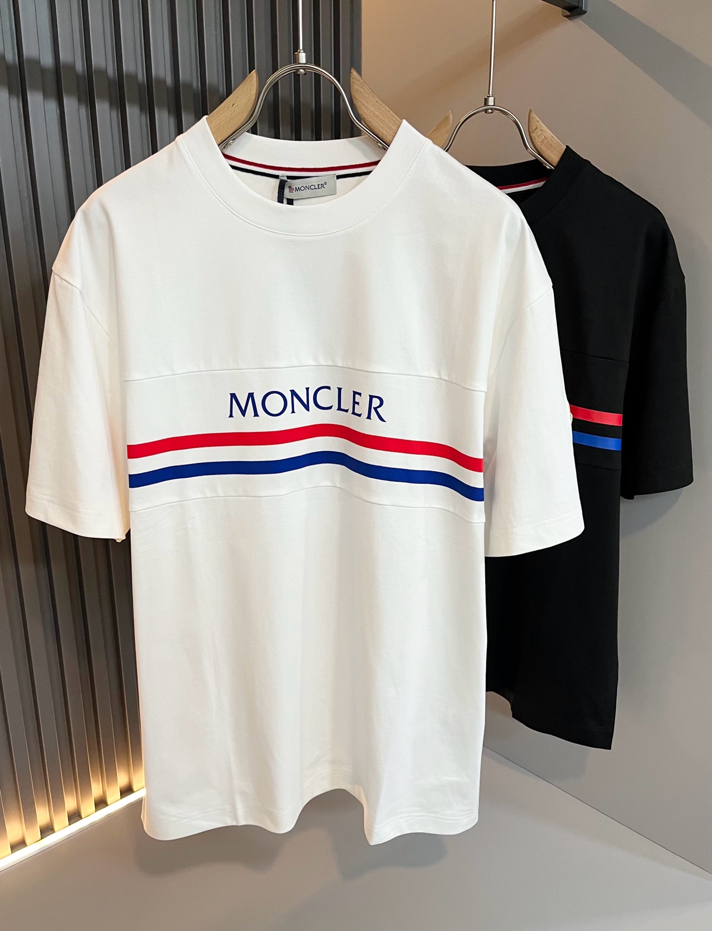 NO:127692,Moncler Mengjia 2025 Spring and Summer Latest Men and Women's Same Trade Order Short-sleeved T-shirt, Full Quality!  !  Internet celebrity style!  Designed with logo pattern!  The upper body is comfortable and breathable, not stiff, and the overall three-dimensional feeling is rich. Quality export orders, customized exclusive pure cotton fabric tailoring to meet the simple needs of commuters for dressing. The upper body is very effective, it looks slim and not picky about the figure. The fabric workmanship... Improper, only good craftsmanship can make you feel good and tasteful, a must-have item for everyone!  Size M-3XL, christian louboutin, T-shirt,tees, t-shirt,alexander wang19860909Moncler蒙家 2025春夏最新男女同款贸易订单短袖T恤,全品相！！网红款！采用logo图案印花设计！上身舒适透气,不僵硬,整体有着丰富的立体感,品质出口订单,定制专属纯棉面料剪裁,满足通勤人们对于着装的简约需求,上身效果很好,显瘦,不挑剔身材.面料做工....无可挑剔,好工艺好面料才能穿出好品味一款,人手必备单品！尺码M-3XL,,christian louboutin,T-shirt,tees，t-shirt,alexander wang,Men's clothing
