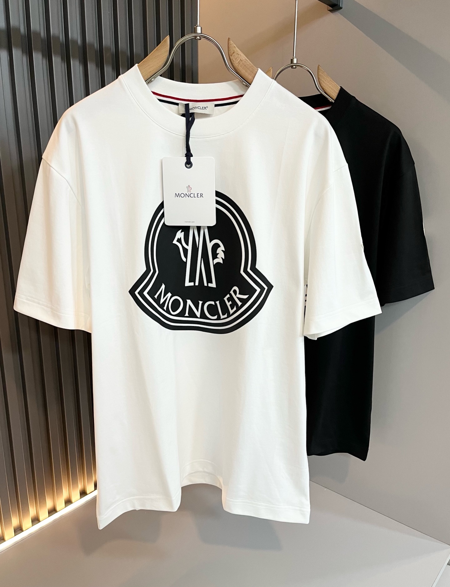 NO:120227,Moncler Mengjia 2025 Spring and Summer Latest Men and Women's Same Trade Order Short-sleeved T-shirt, Full Quality!  !  Internet celebrity style!  Designed with logo pattern!  The upper body is comfortable and breathable, not stiff, and the overall three-dimensional feeling is rich. Quality export orders, customized exclusive pure cotton fabric tailoring to meet the simple needs of commuters for dressing. The upper body is very effective, it looks slim and not picky about the figure. The fabric workmanship... Improper, only good craftsmanship can make you feel good and tasteful, a must-have item for everyone!  Size M-3XL, christian louboutin, T-shirt,tees, t-shirt,alexander wang19860909Moncler蒙家 2025春夏最新男女同款贸易订单短袖T恤,全品相！！网红款！采用logo图案印花设计！上身舒适透气,不僵硬,整体有着丰富的立体感,品质出口订单,定制专属纯棉面料剪裁,满足通勤人们对于着装的简约需求,上身效果很好,显瘦,不挑剔身材.面料做工....无可挑剔,好工艺好面料才能穿出好品味一款,人手必备单品！尺码M-3XL,,christian louboutin,T-shirt,tees，t-shirt,alexander wang,Men's clothing